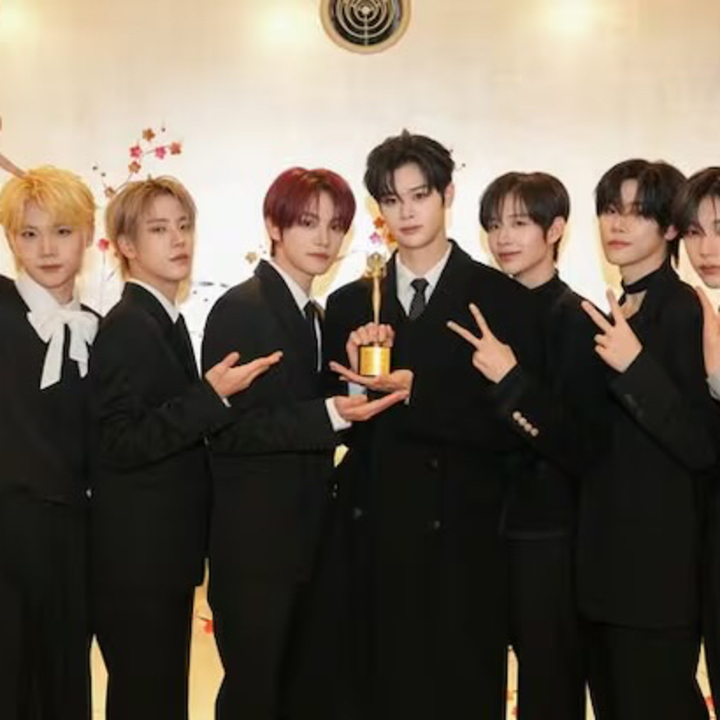 CLOSE YOUR EYES Wins K-POP Award