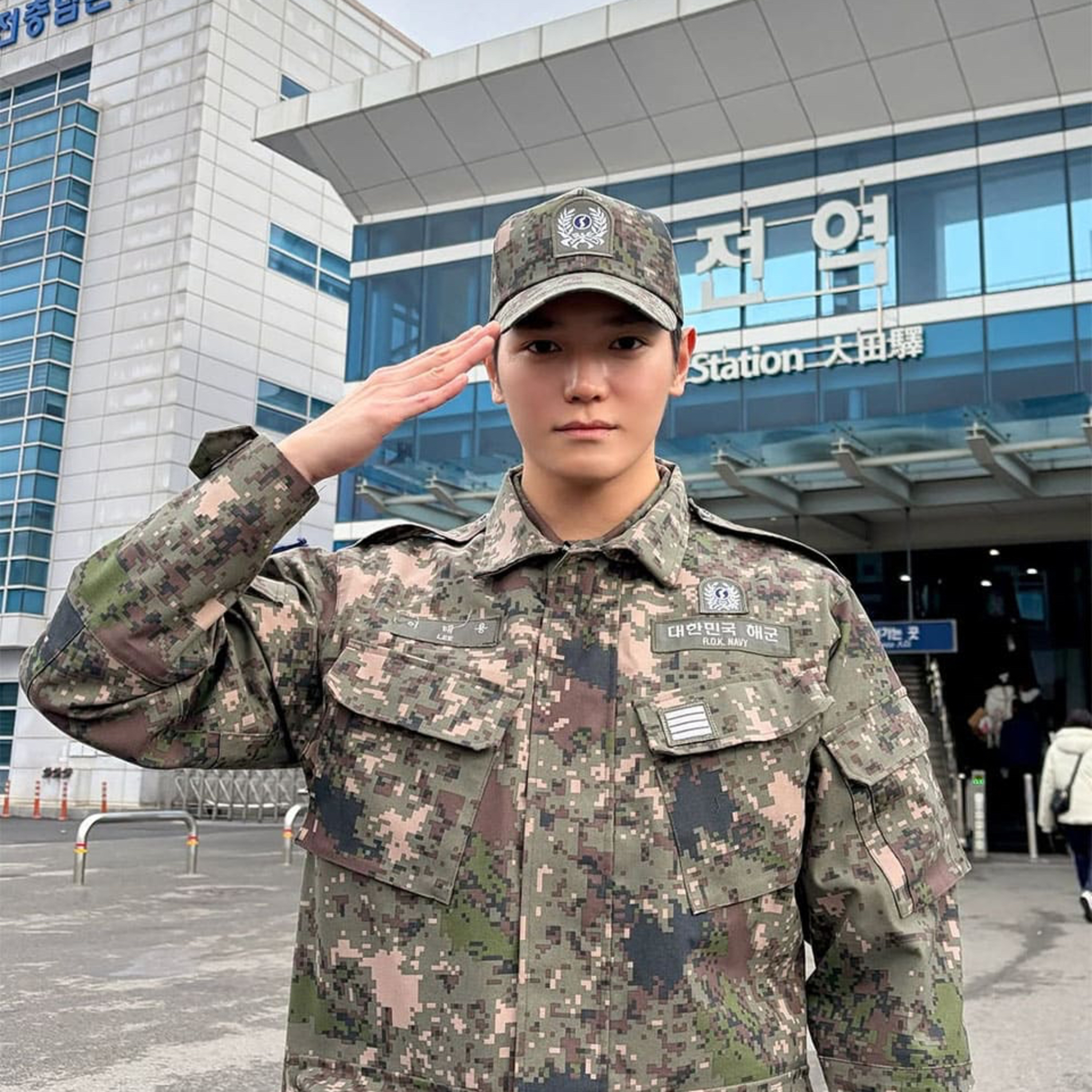 NCT’s Taeyong Discharged from Navy Service Today, Greets Parents with Deep Bow