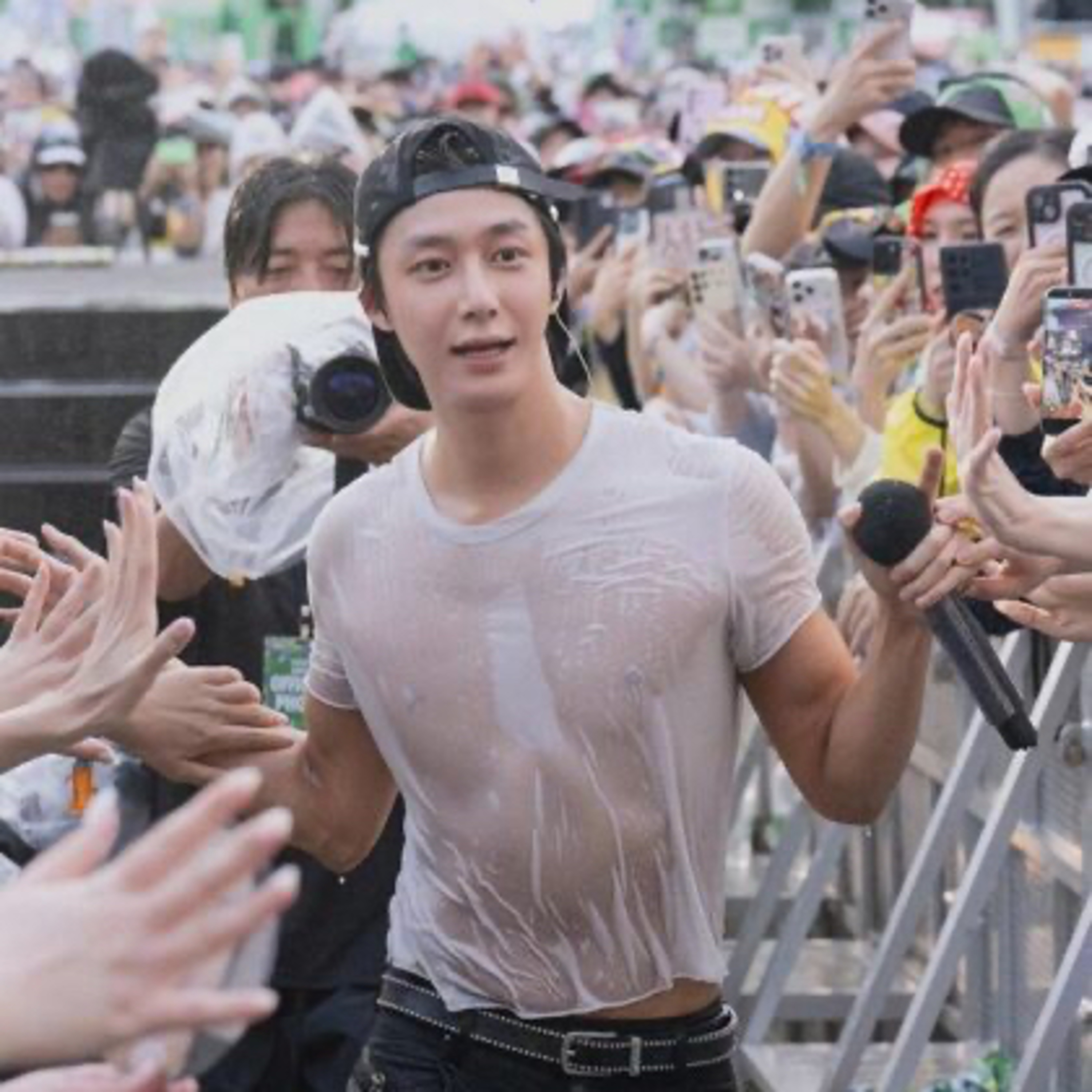 “Hot As Fuck” — 3rd Gen Idol’s Fully Clothed “WATERBOMB” Look Sparks Hot Reactions