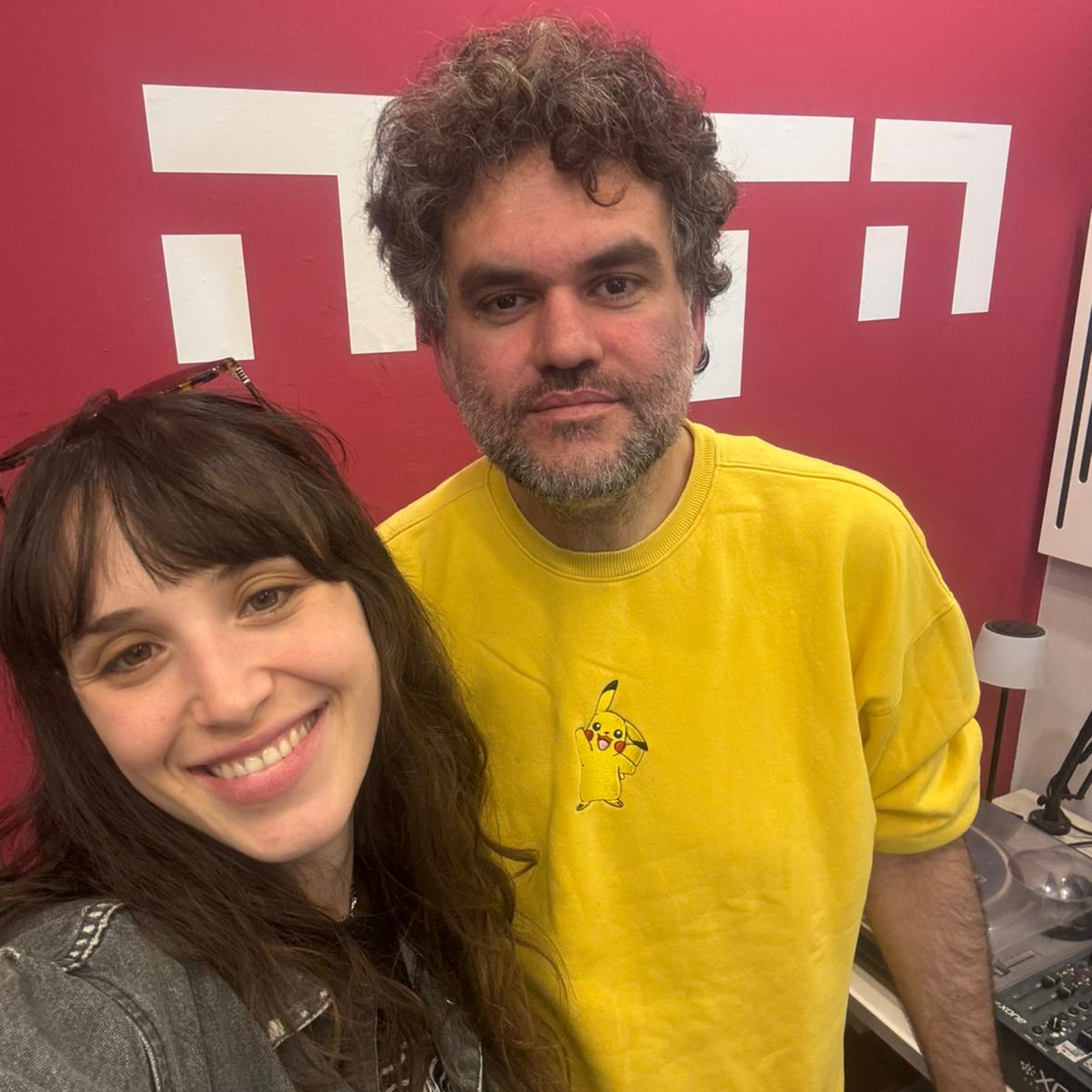 לפעמים להתאהב זה ממש כמו התקף חרדה - שיחה עם יעל זלינגר episode artwork