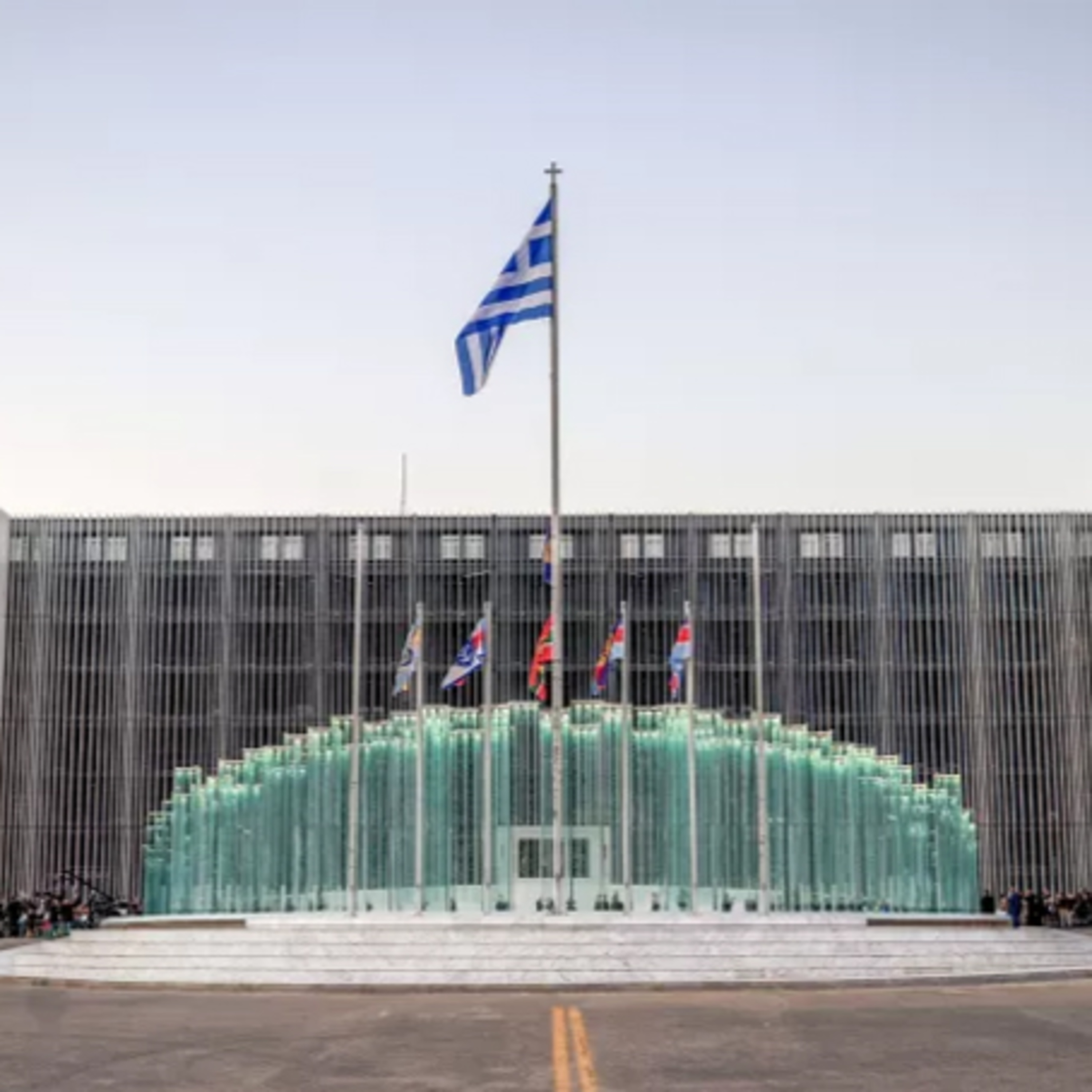 Πίσω Σελίδες | Δεν έχουνε ψωμί; Ας φάνε την πρόσοψη…