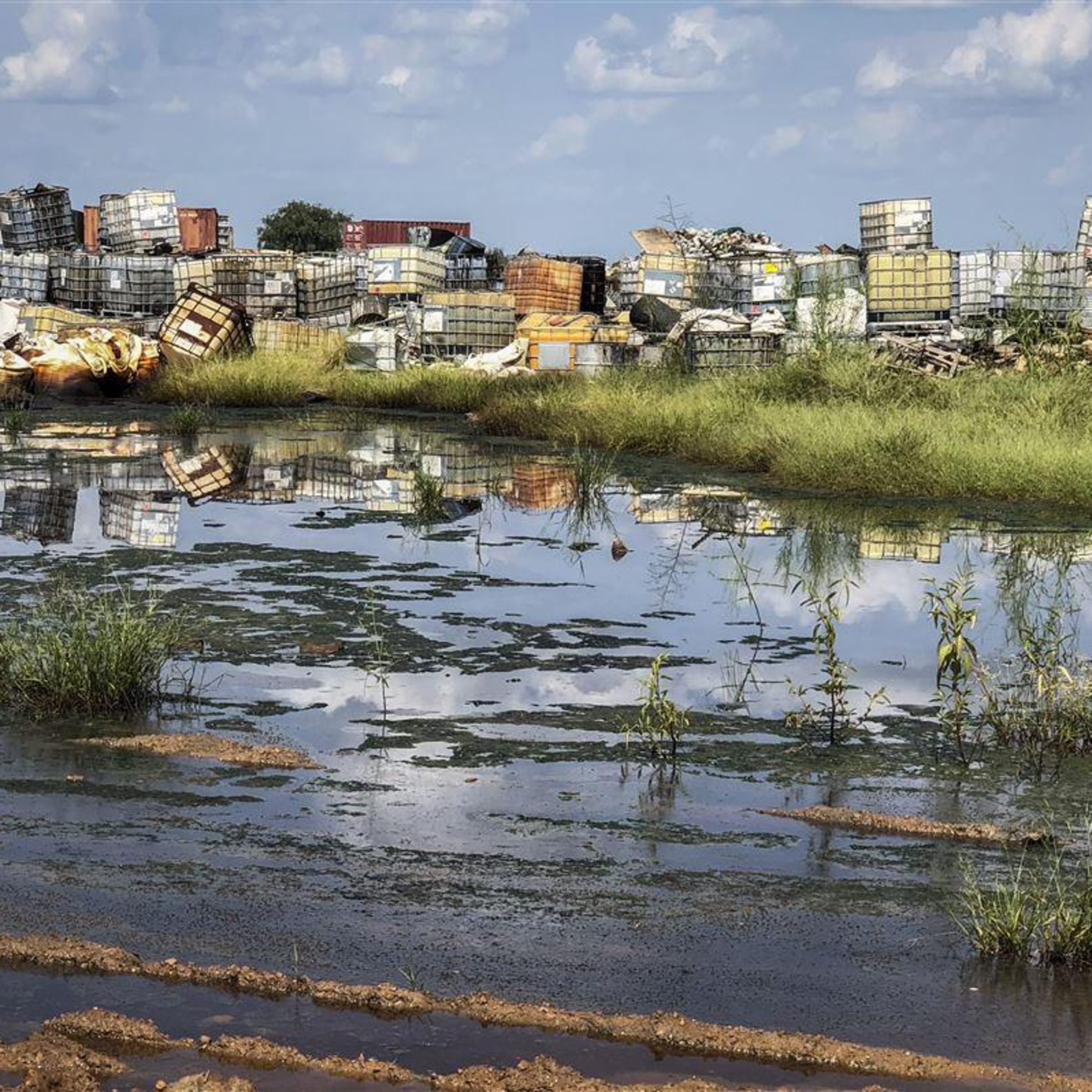 Tra guerra, laghi di petrolio e satelliti