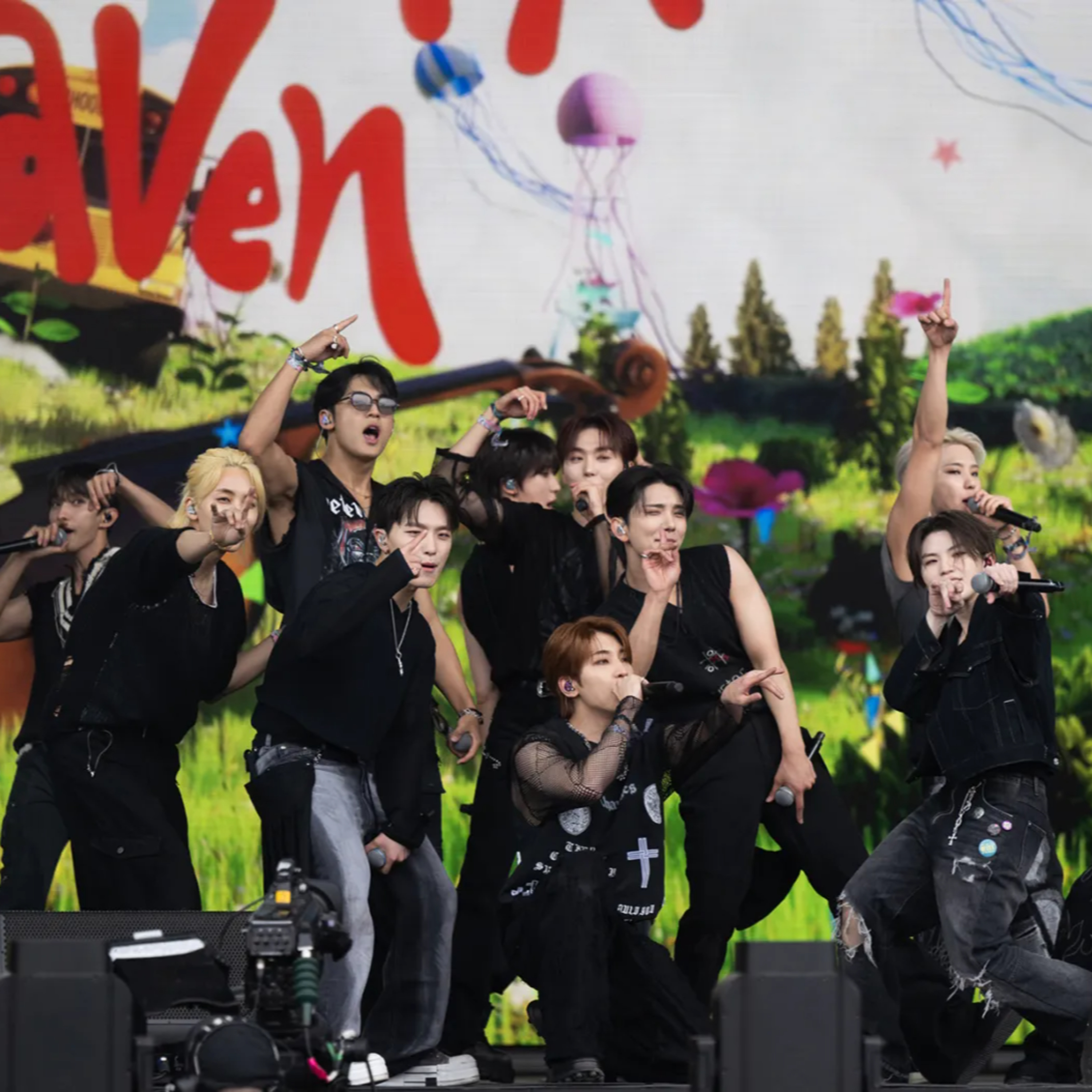 Seventeen Seungkwan, NCT WinWin, and Fan Dancing with Shinee member Tamin at KCON LA 2024 Fan Alexa Woo Koreaboo today article episode artwork
