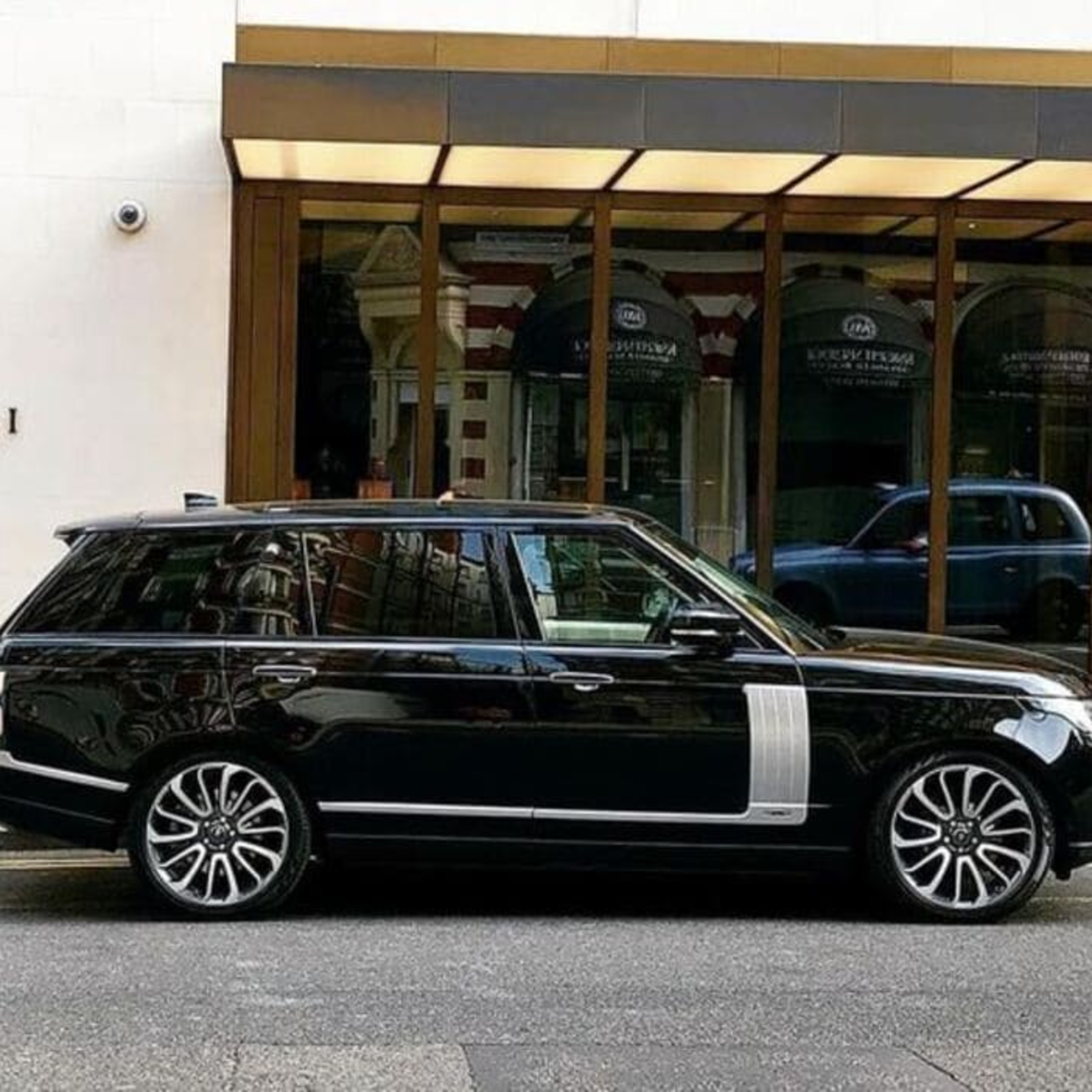 Các loại xe ô tô 4 chỗ sang trọng trên thị trường năm 2024