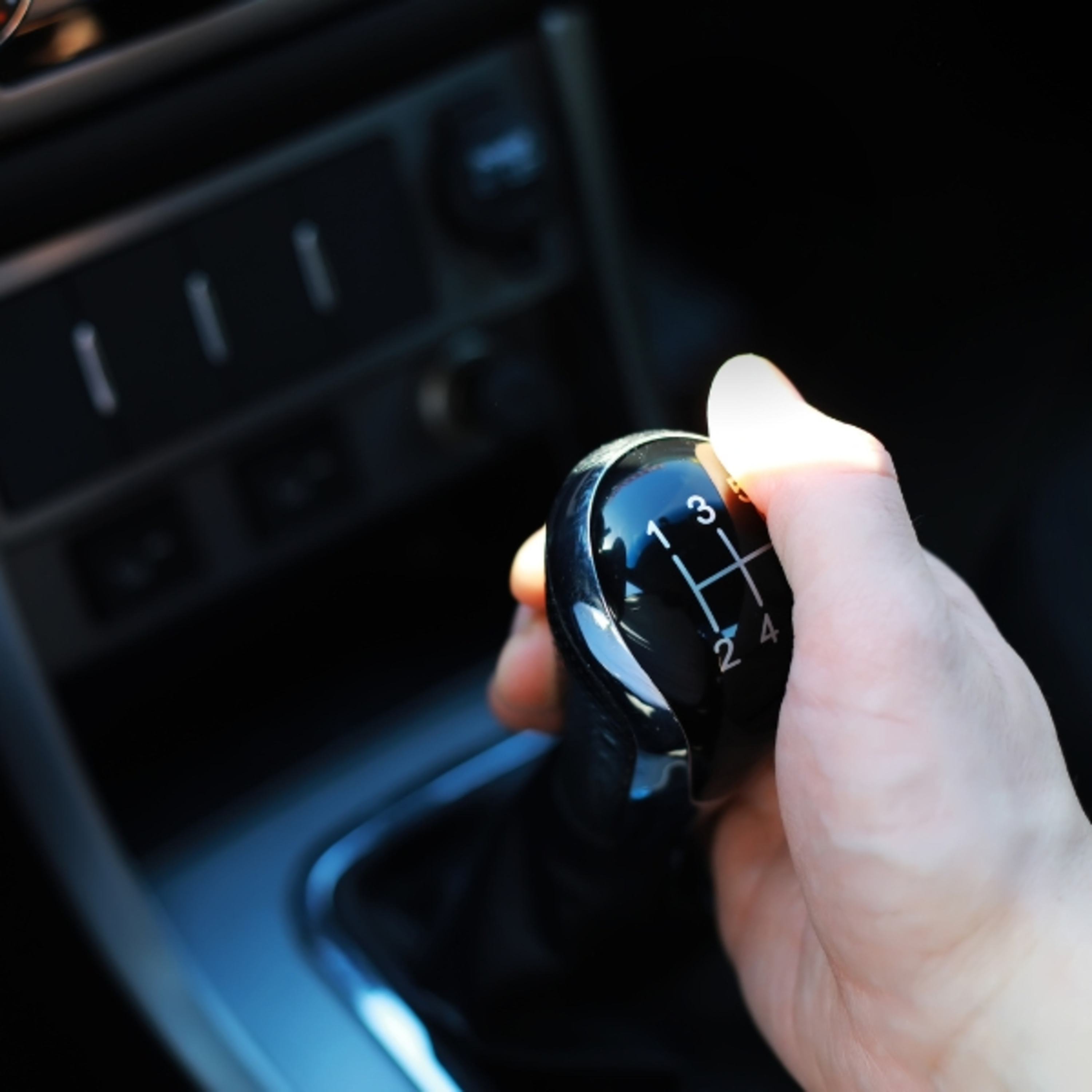 [Hướng dẫn] Cách vào số xe ô tô số sàn và số tự động chi tiết