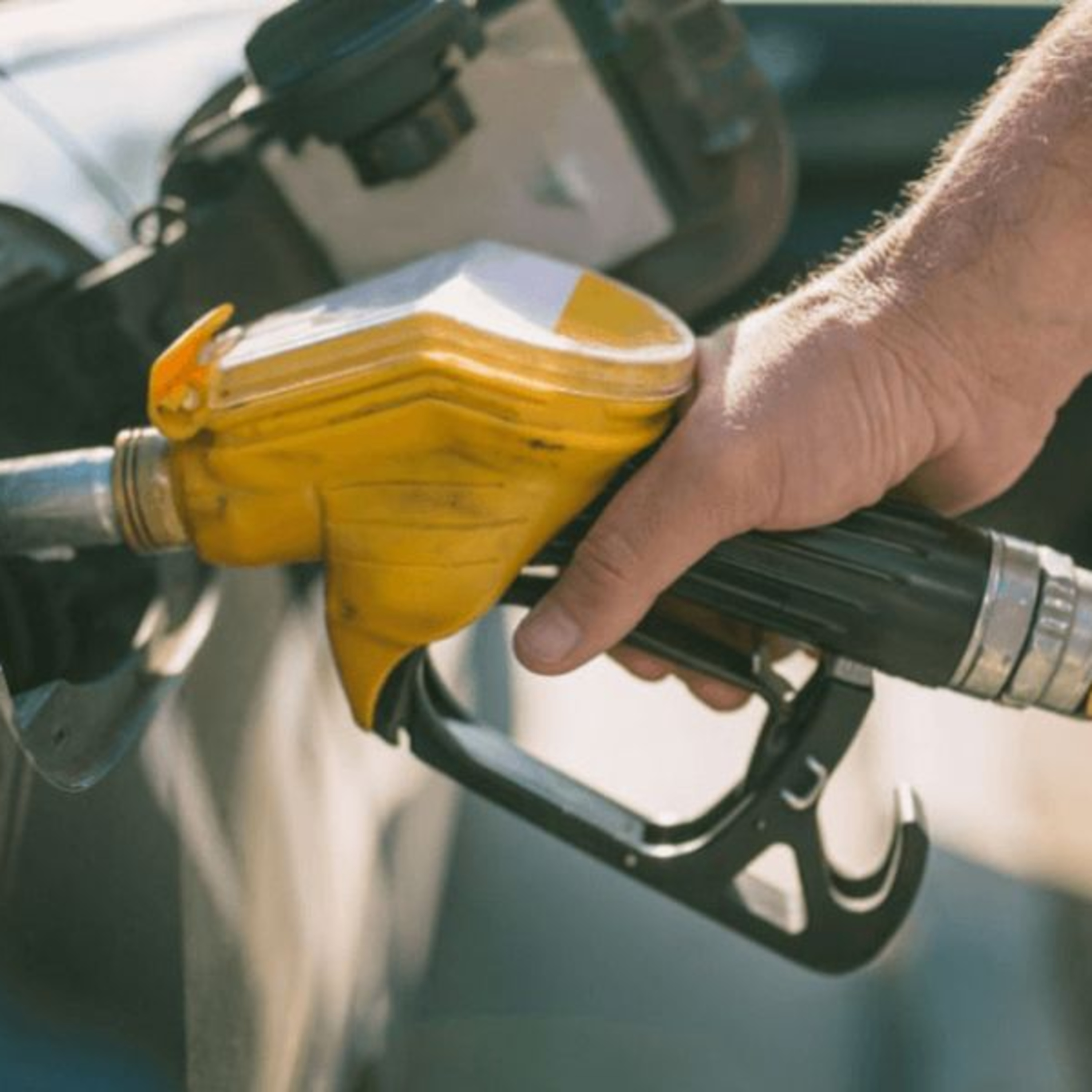 Ô tô nên đổ xăng 92 hay 95? Tác hại khi trộn 2 loại xăng với nhau