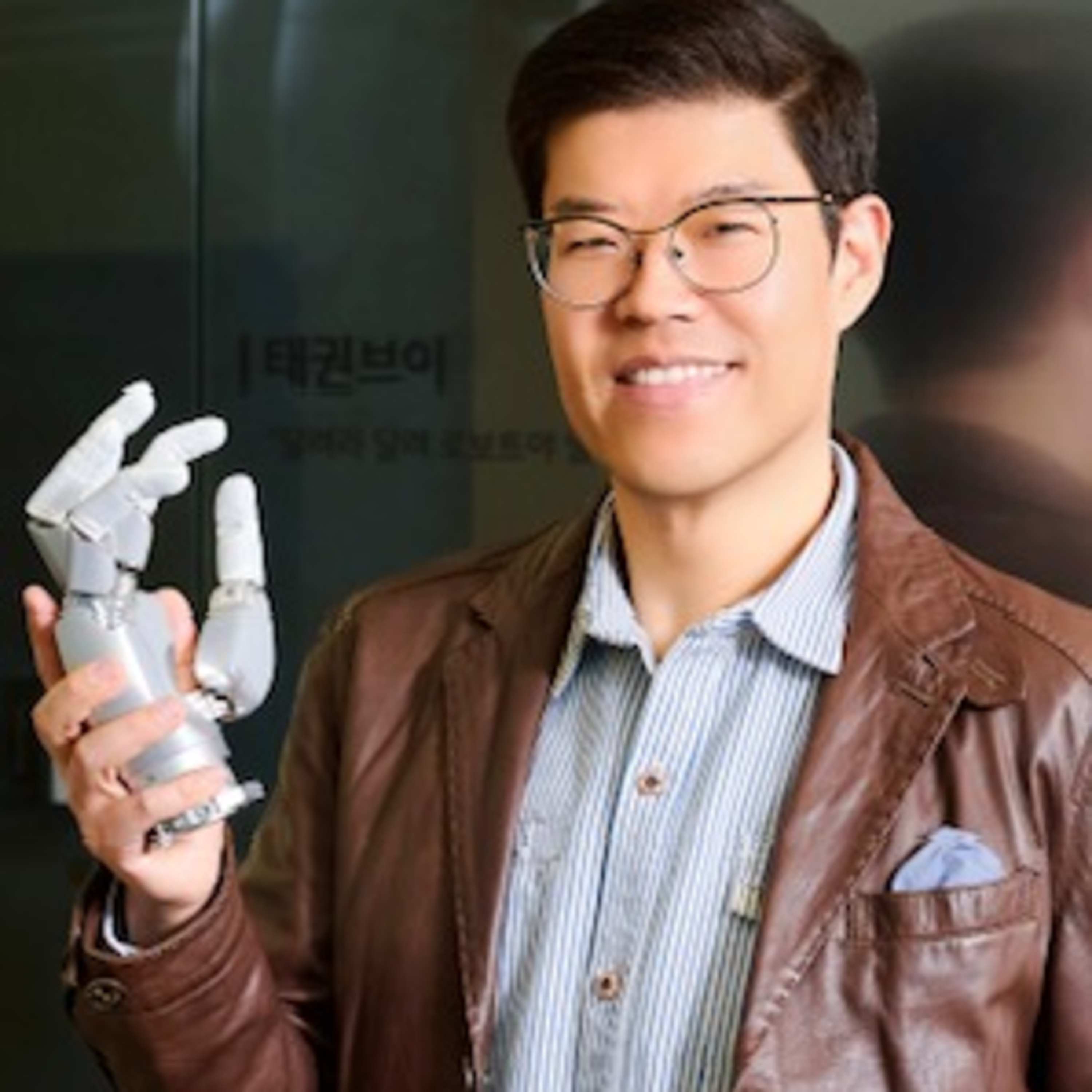 Dexterity night in San Francisco: Physical AI meets the Robotic Hand. Talking with Dr. Junghee Ryu, CEO of RLWRLD.