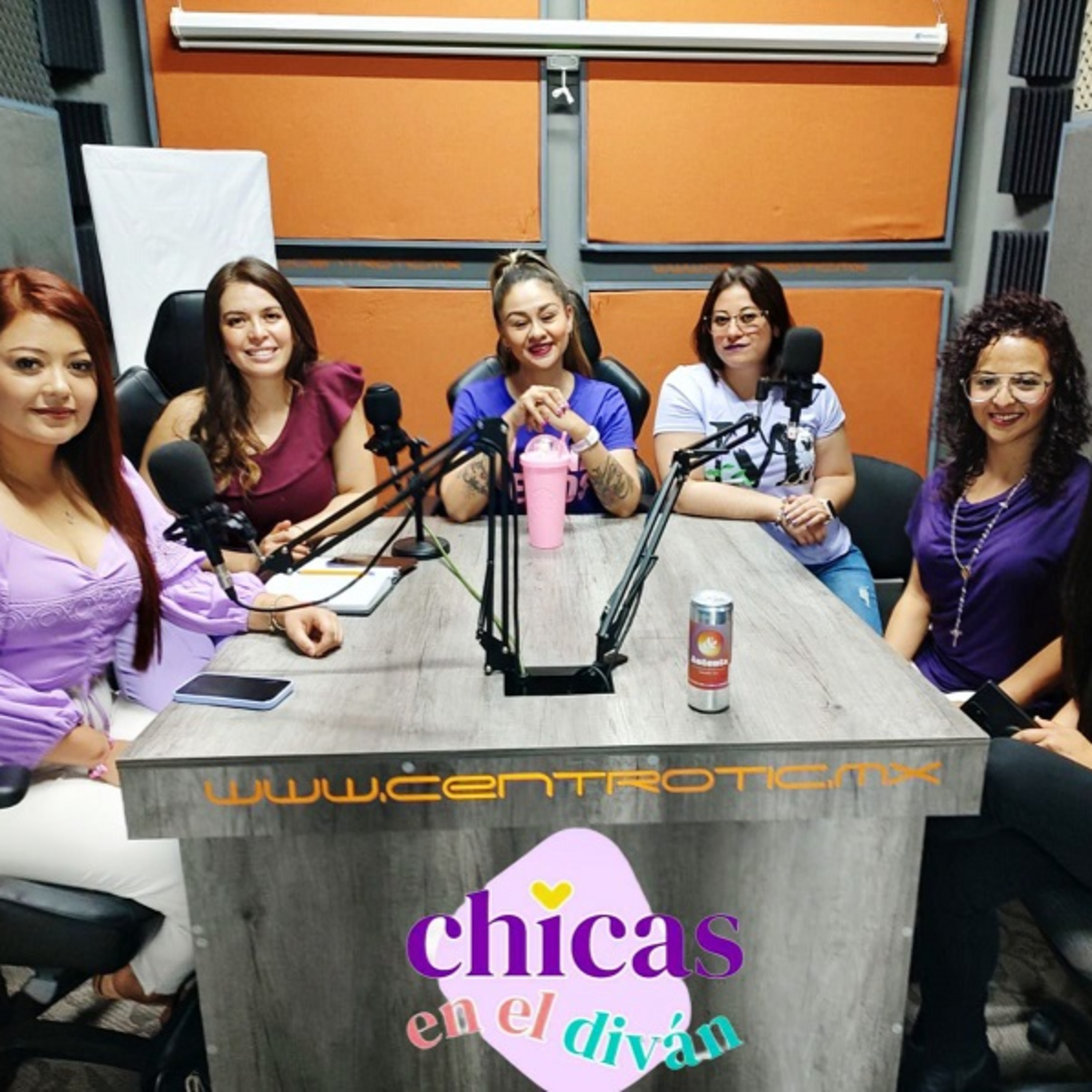 Chicas en el diván