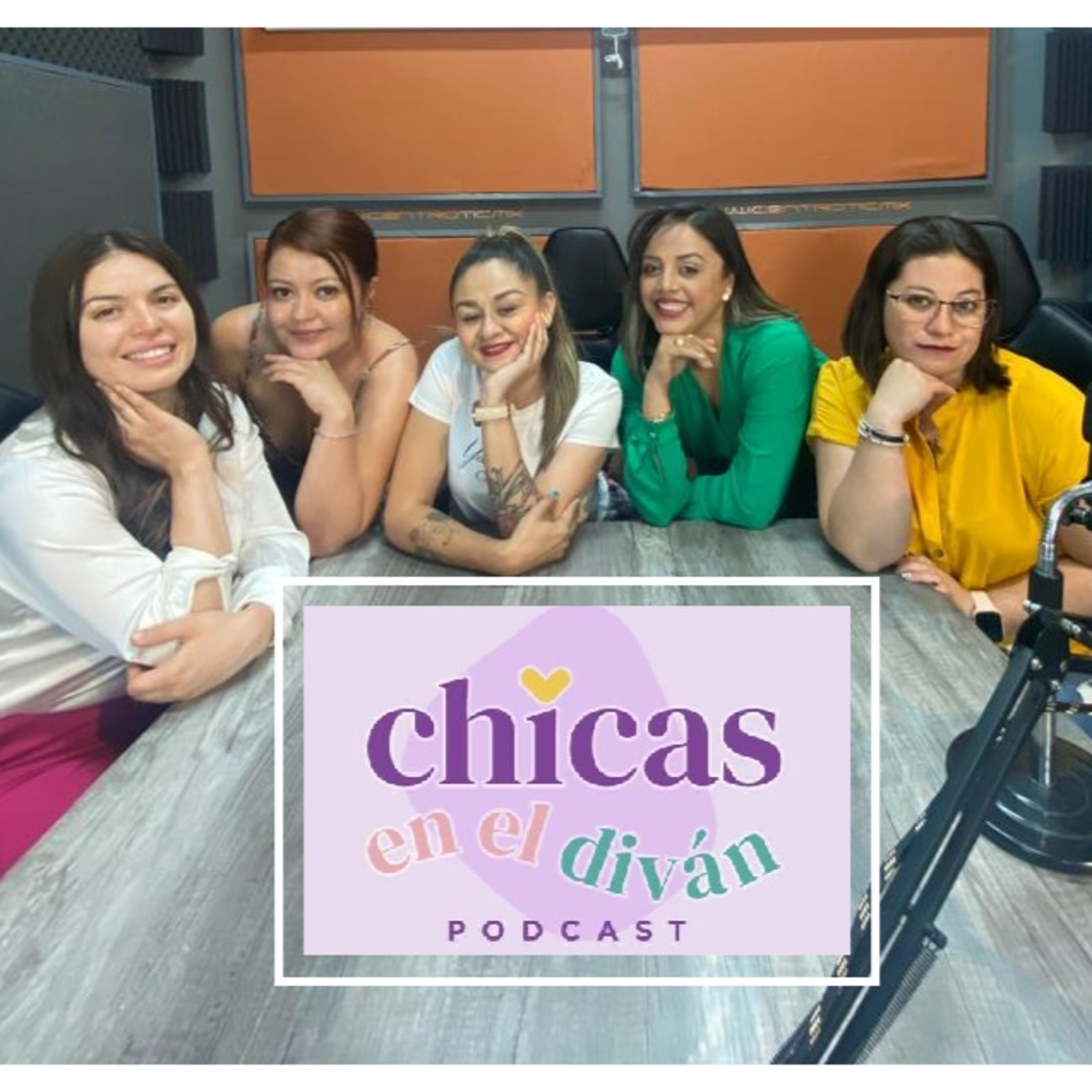 Chicas en el diván