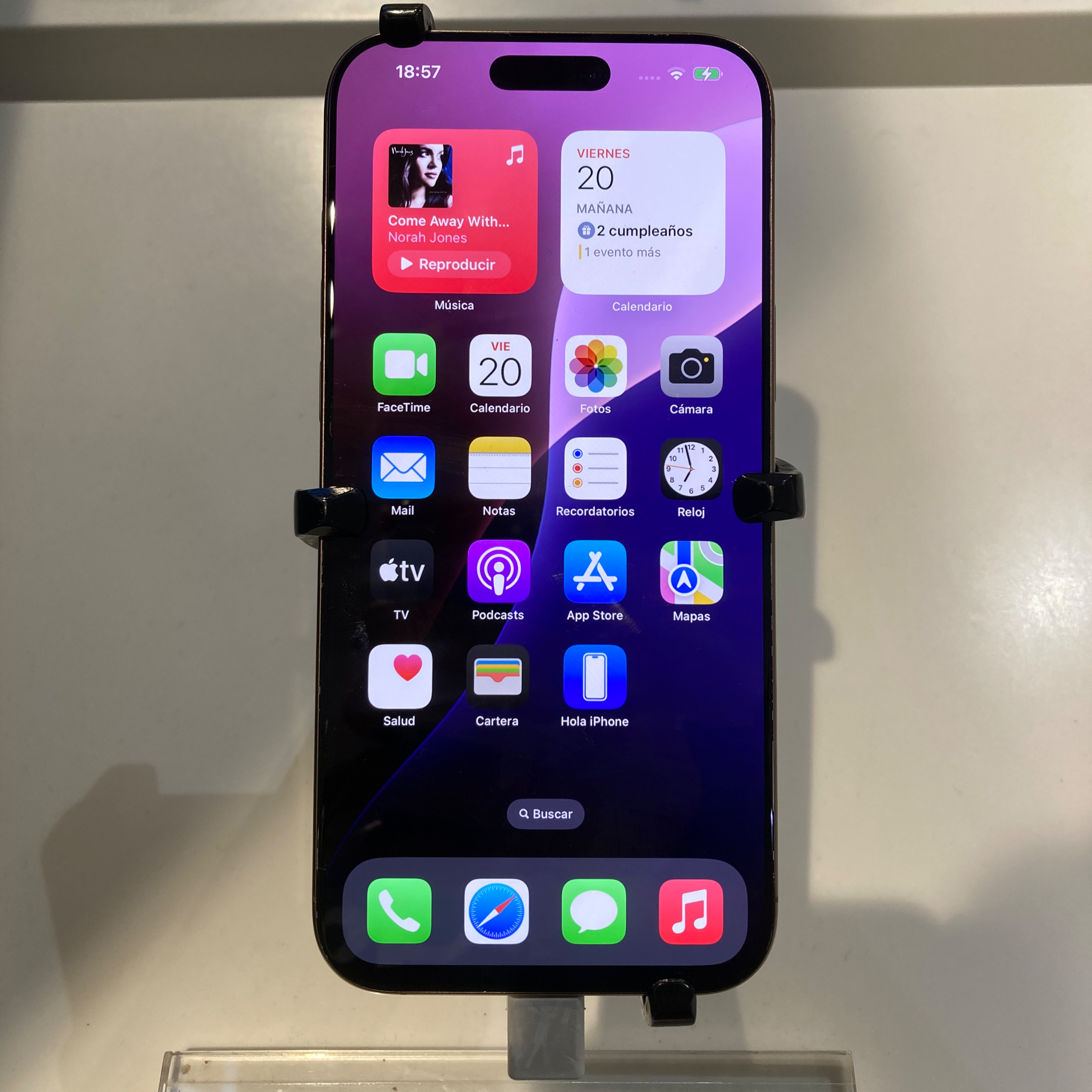 Detrás de la manzana