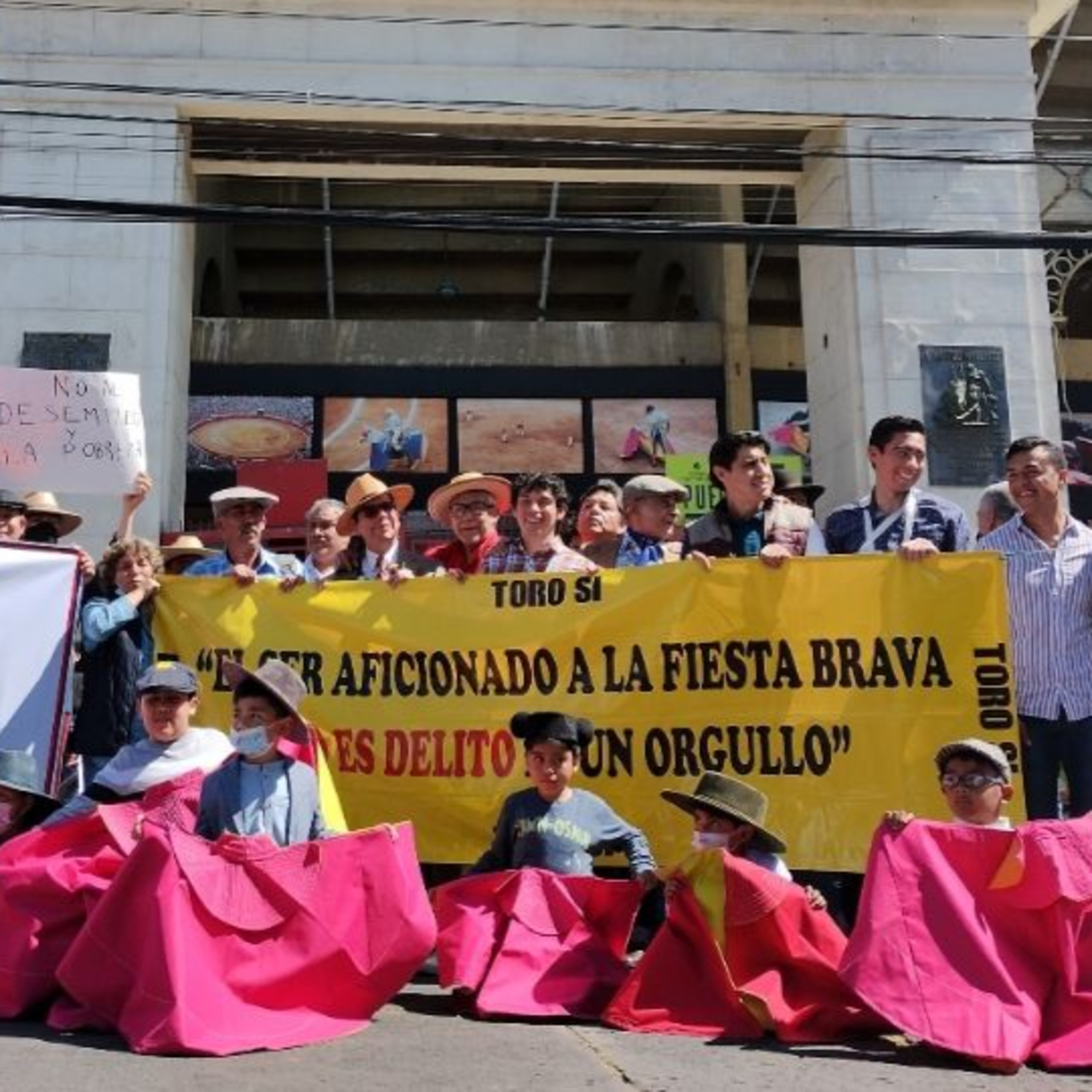 Entregaran al Congreso de la CDMX los Taurinos firmas episode artwork