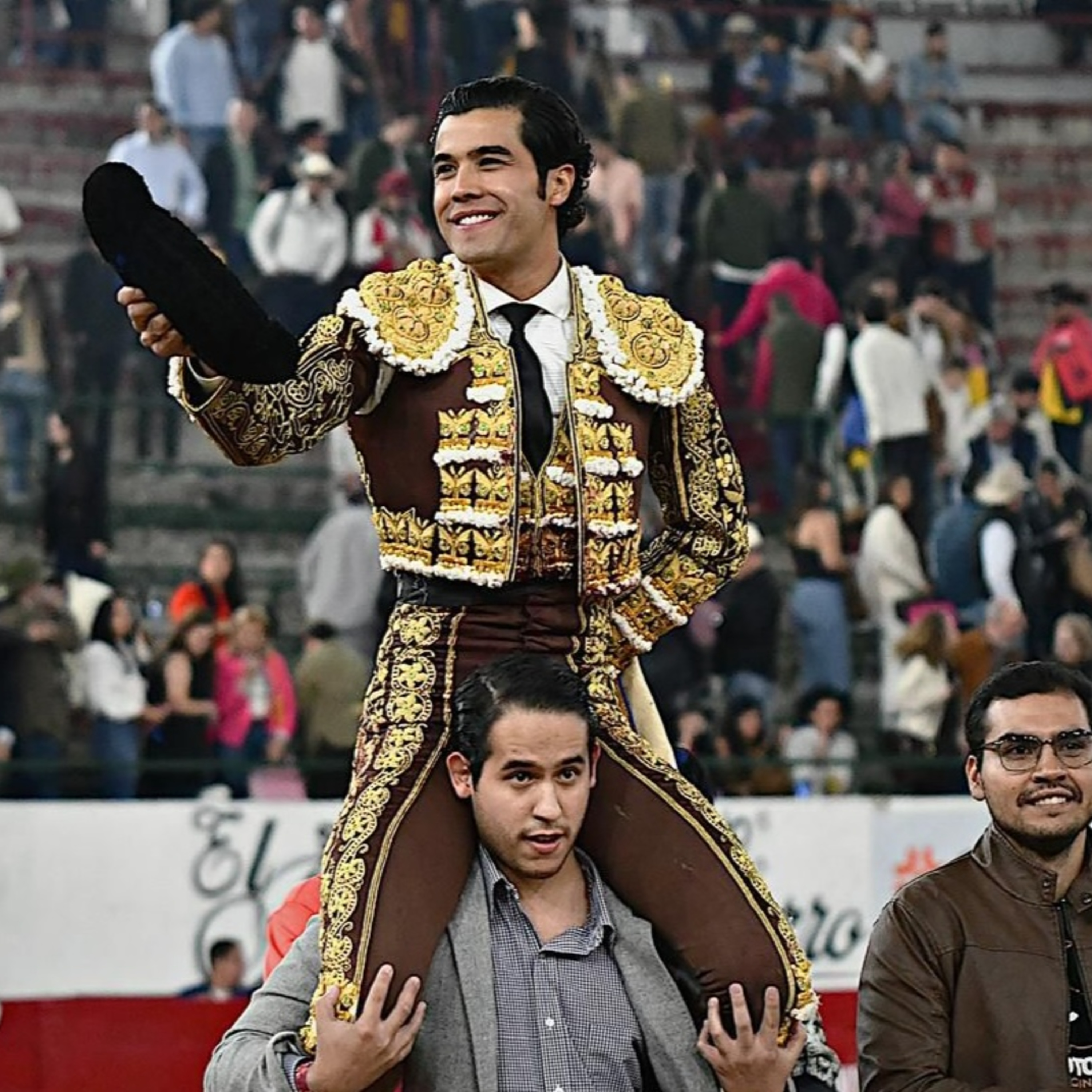 DIEGO SAN ROMAN Y VARIOS TOREROS VAN POR TODO VS PROMOTOR ANIMALISTA episode artwork