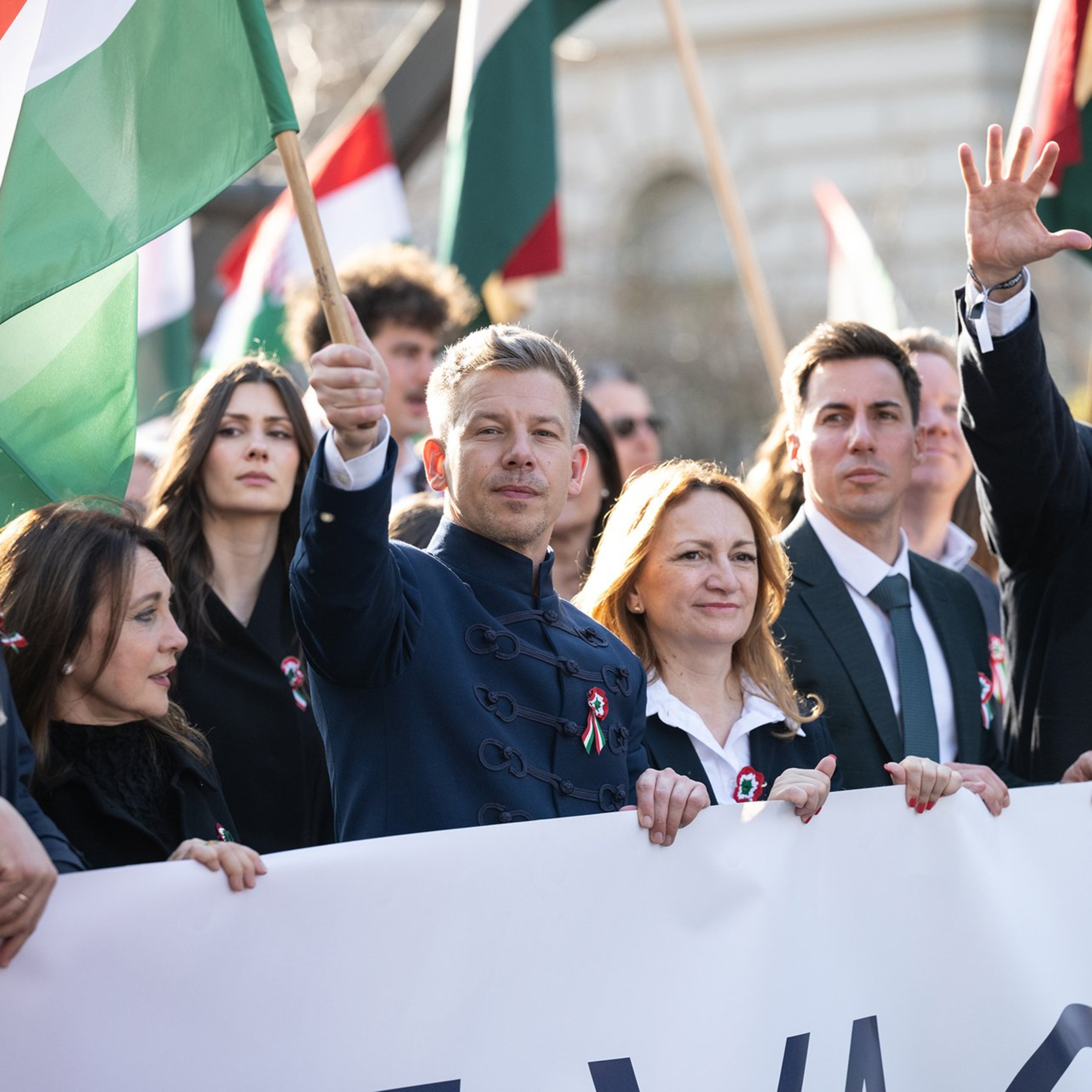 Hroutí se Orbánův neliberální režim? Kdy se to zlomilo a co může přijít s Magyarem