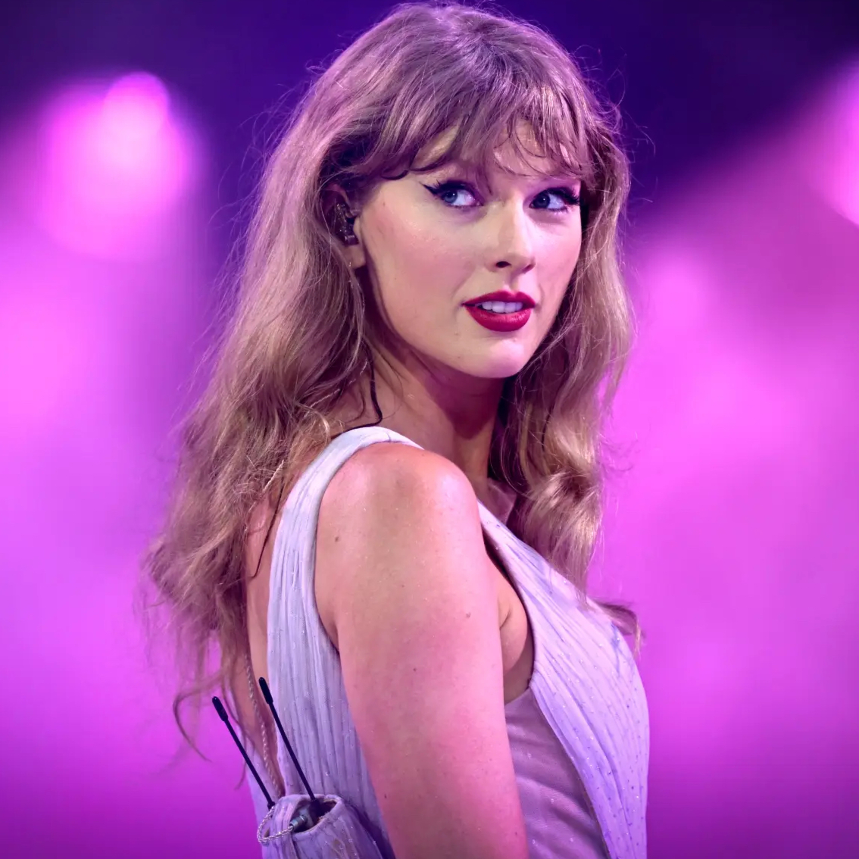Taylor swift hace una donación por el huracán Milton episode artwork