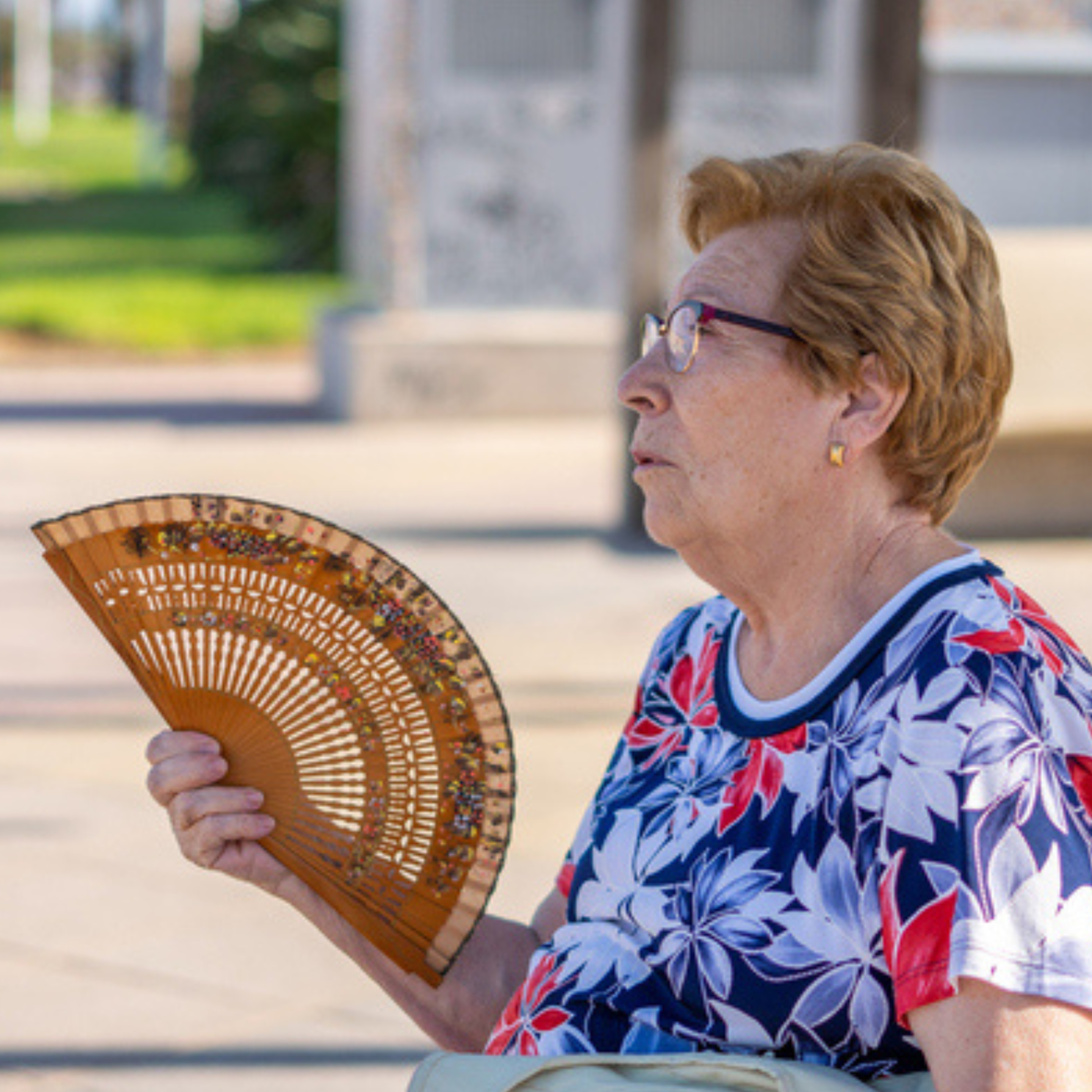 Cómo prevenir la deshidratación y los golpes de calor en personas mayores este verano - Dra. Alicia López de Ocáriz episode artwork