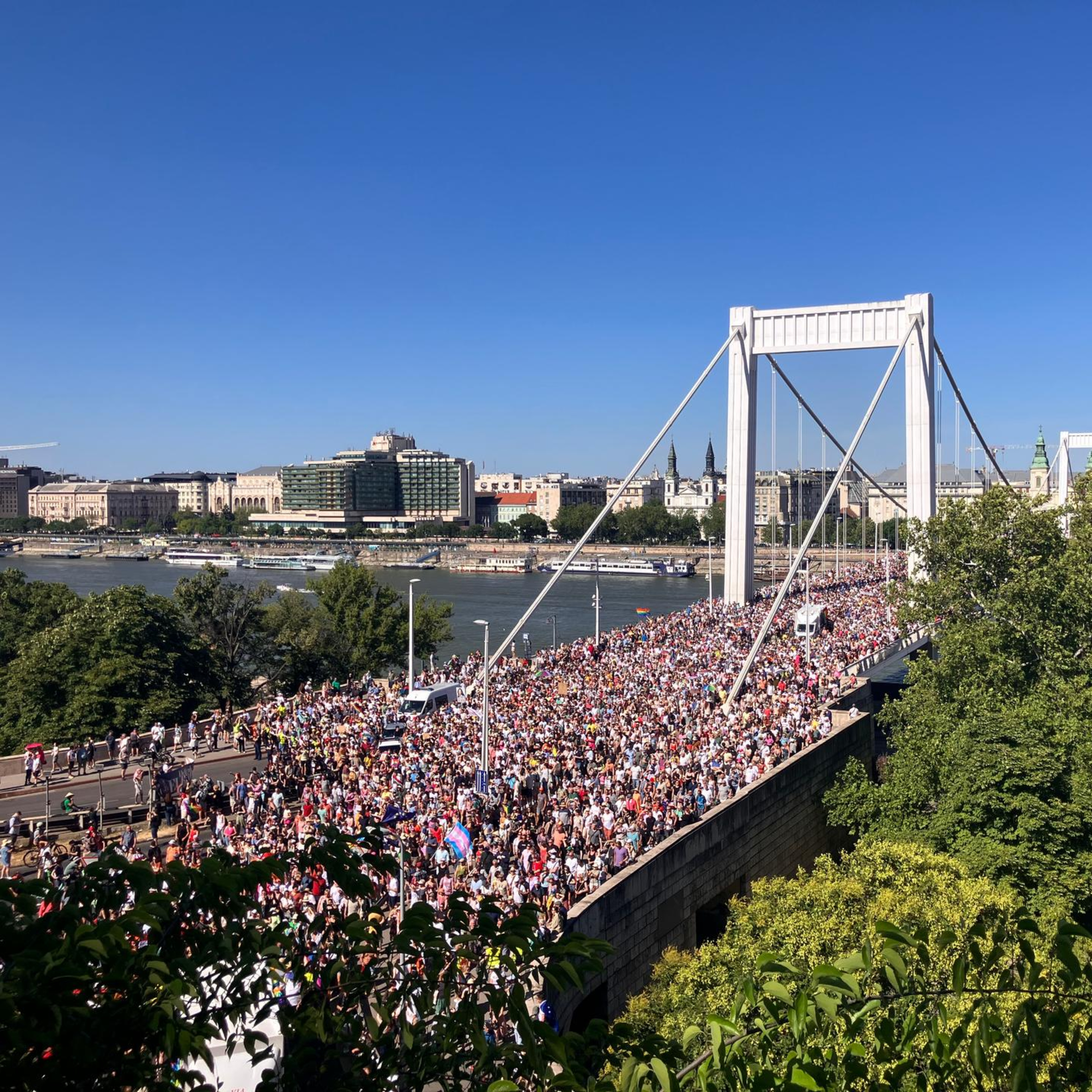 Homosexuálové jako vnitřní nepřítel Orbánovi nevyšli. Přesto starostovi Budapešti hrozí za Pride postih episode artwork
