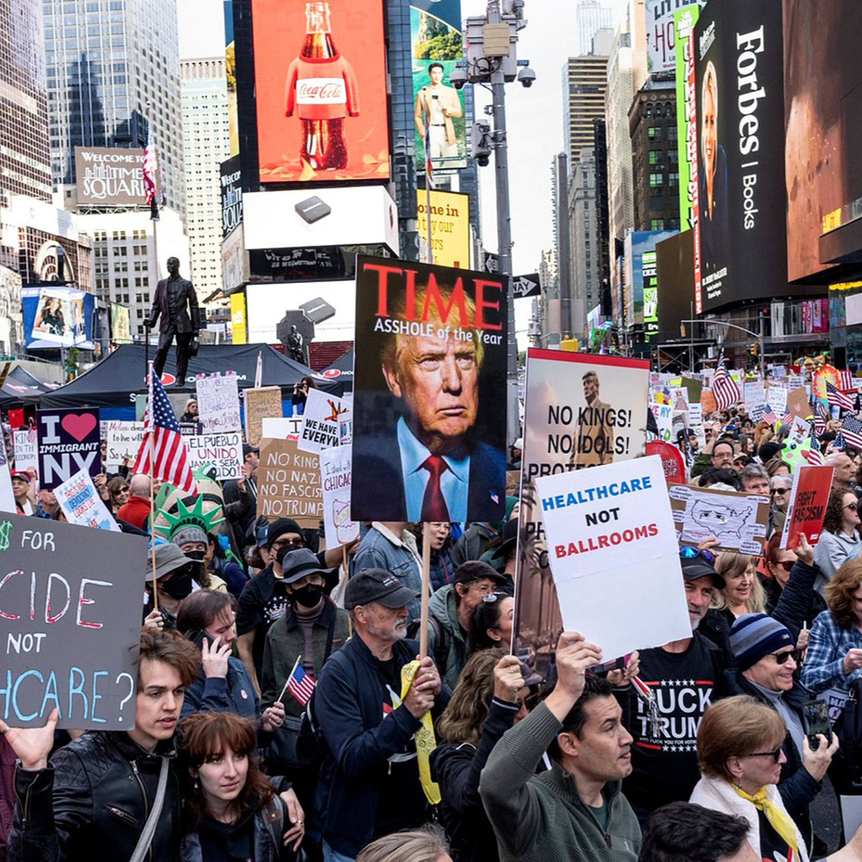 V zahraničí Trump vystupuje jako mírotvorce, na lidi v USA posílá armádu a je za fašistu episode artwork