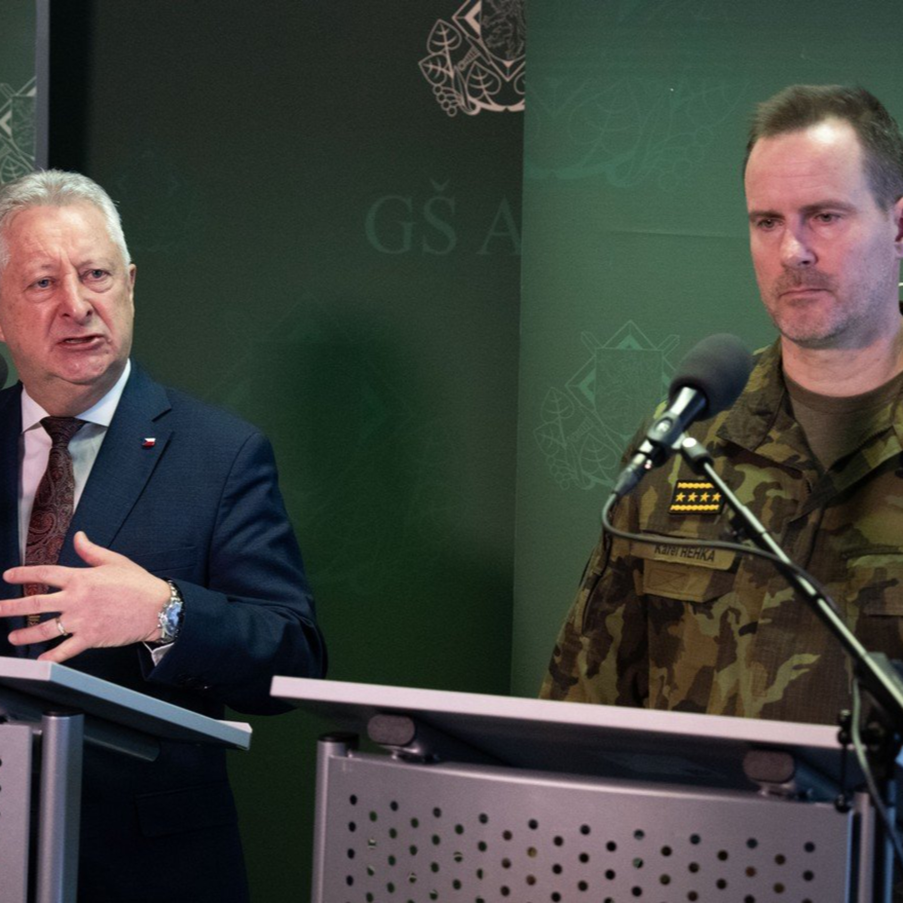 Řehka není zcela bez viny, ale ministr obrany se mu zjevně mstí