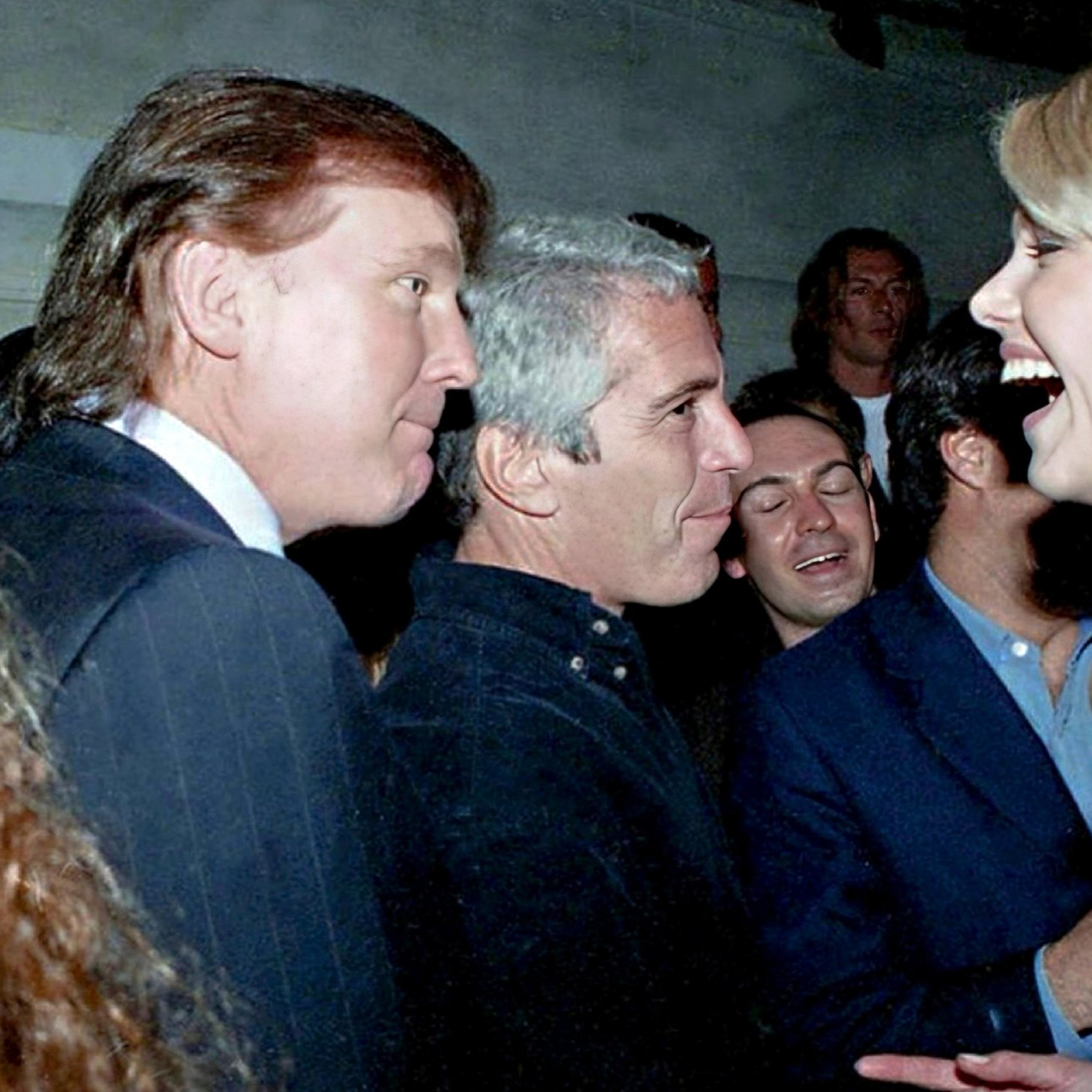 Trump odpoutává pozornost od Epsteinových spisů a zbavuje se lidí, kteří nejsou dostatečně loajální