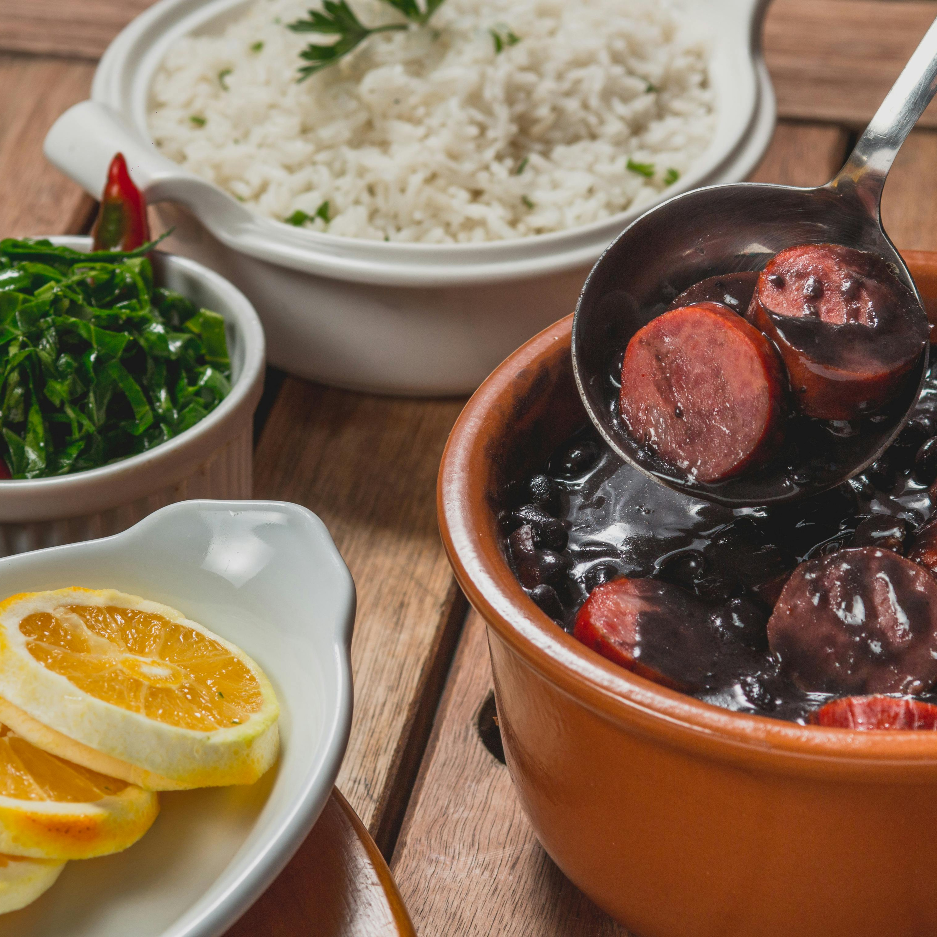 De onde veio e quem criou: conheça a história da feijoada!