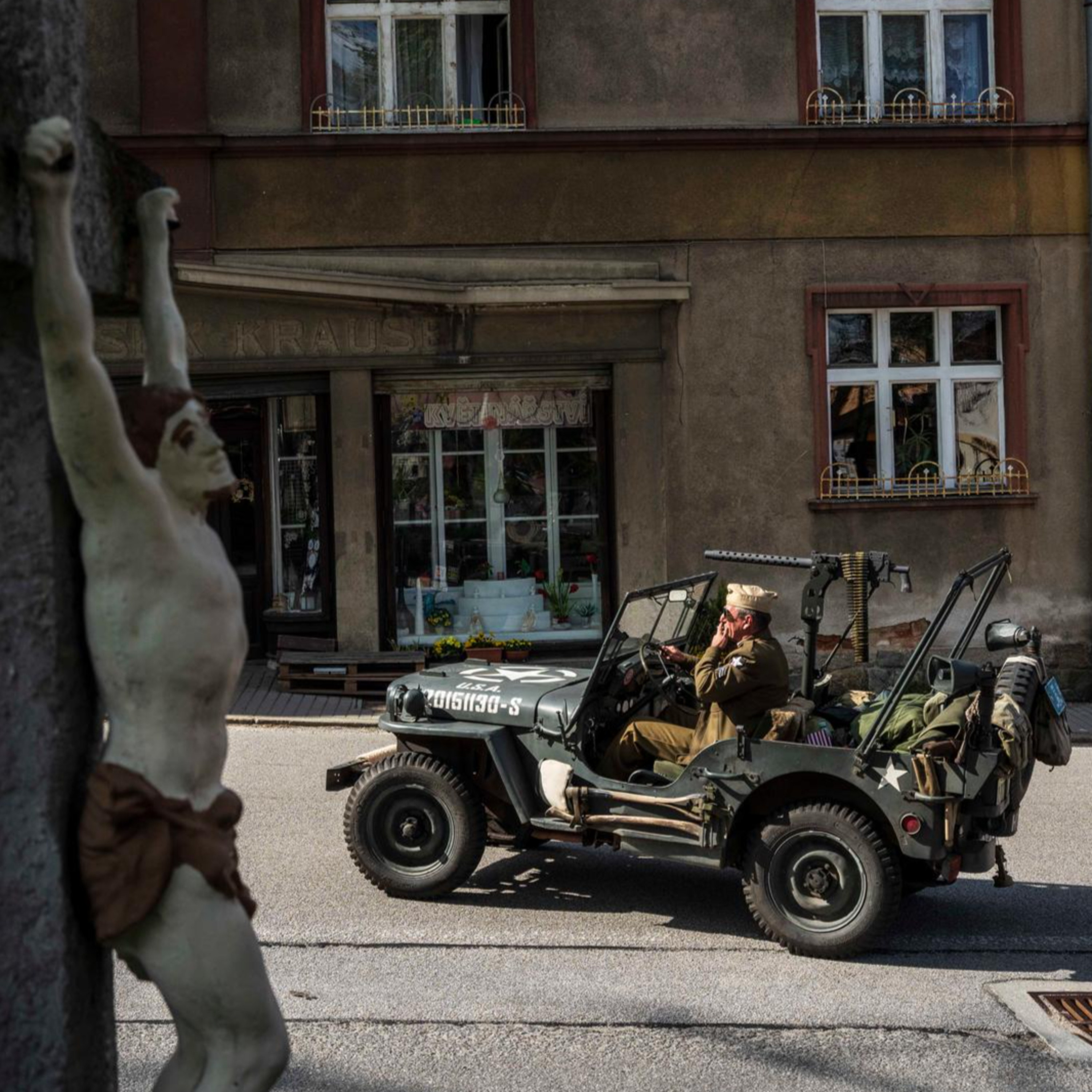 Zažít České peklo. Jak si Češi v uniformách SS nebo U.S. Army vyřizují účty s dějinami episode artwork