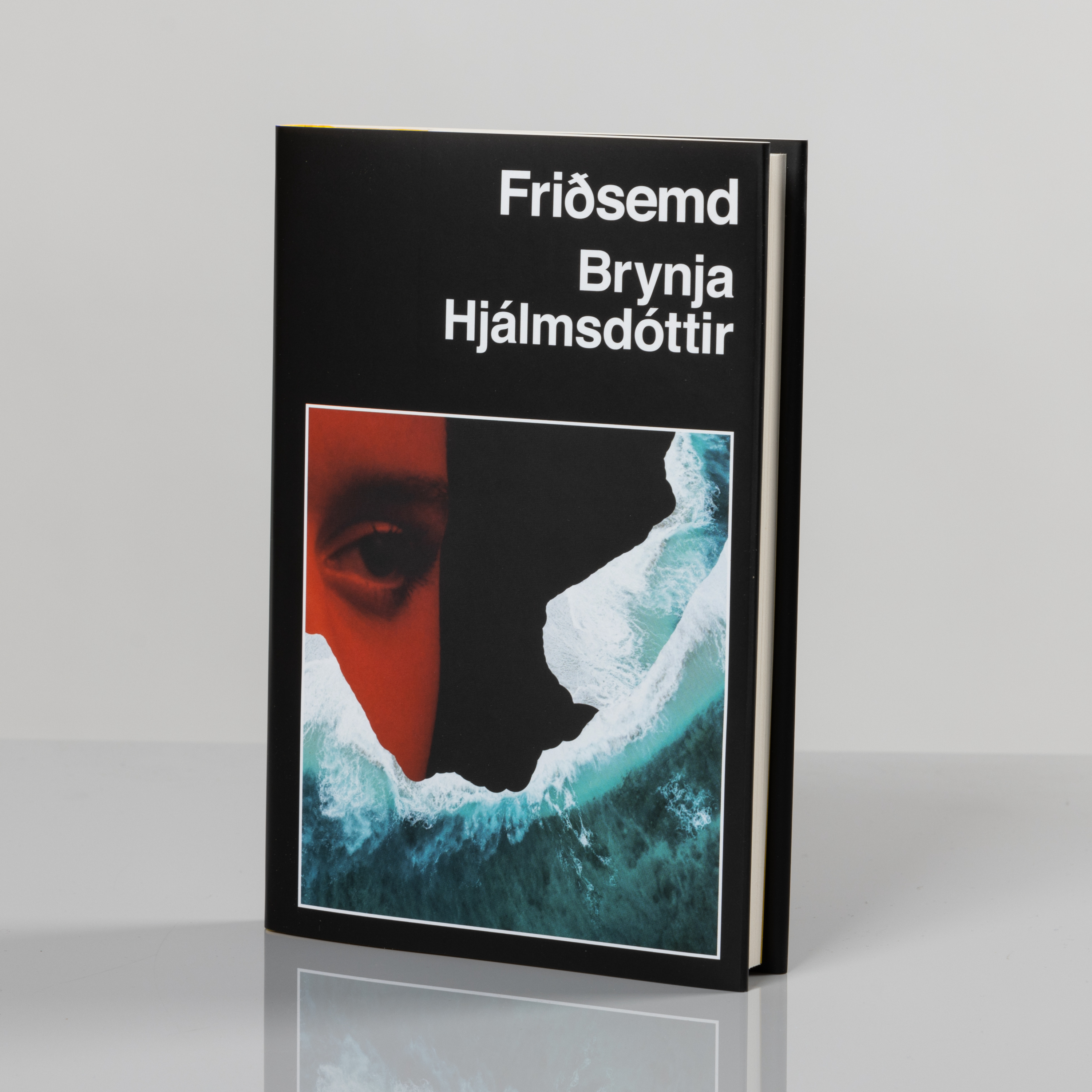 Brynja Hjálmsdóttir les úr Friðsemd