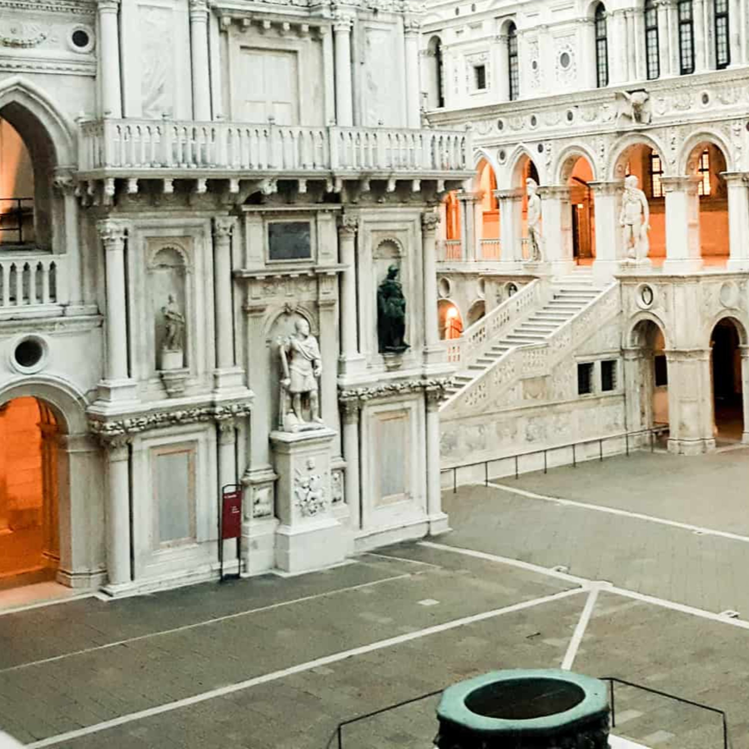 1. Palazzo Ducale - il cortile interno episode artwork