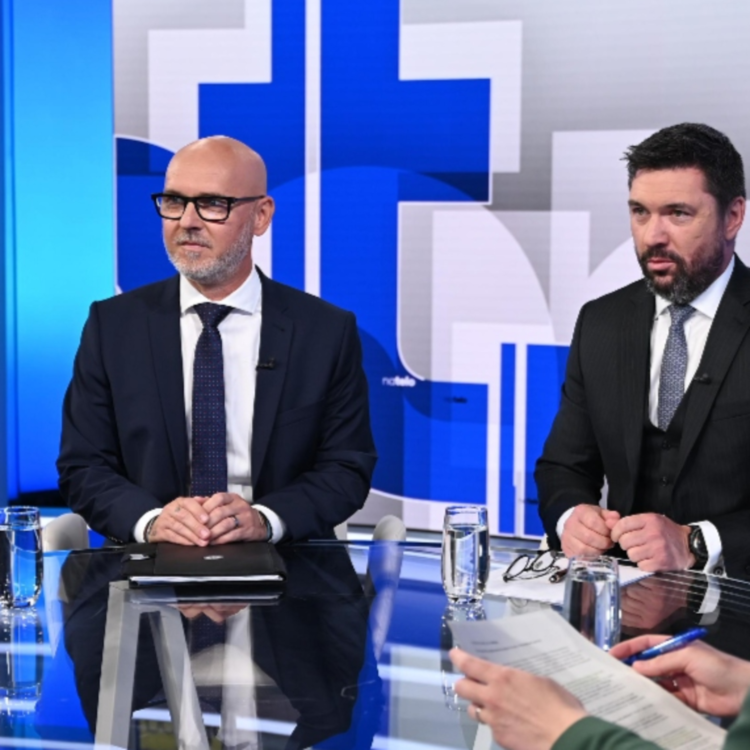 Na telo (26. 4.): Richard Takáč (Smer-SD) a Branislav Gröhling (SaS)