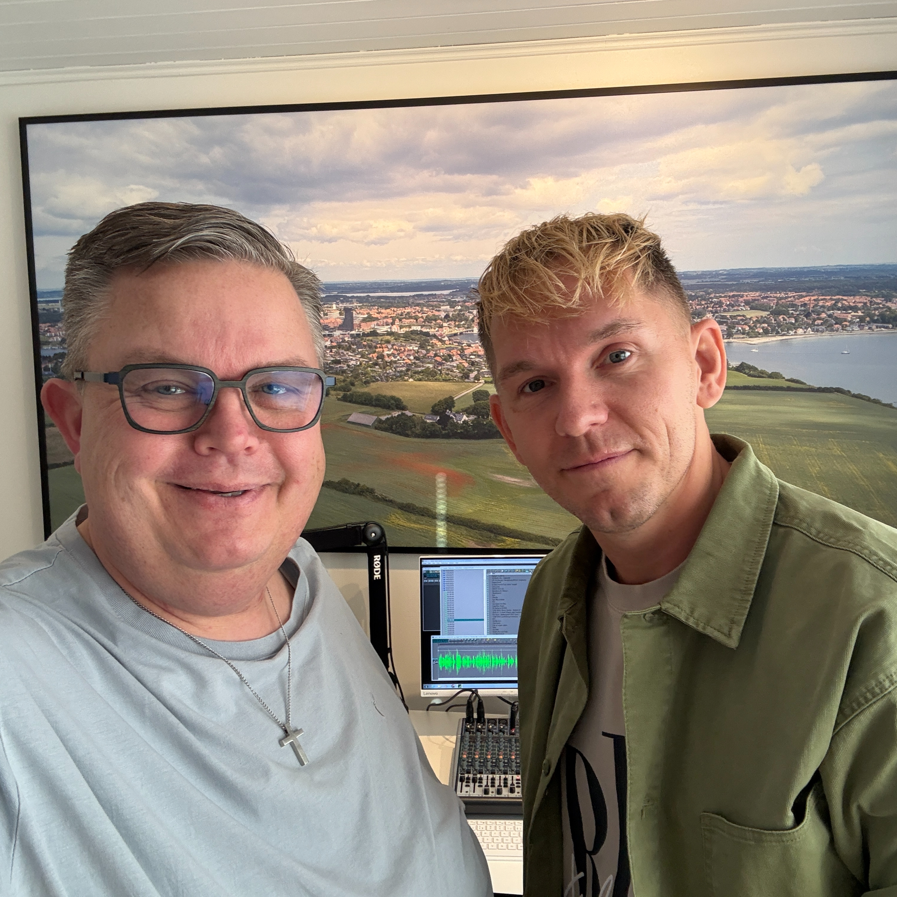 Revydirektør er også forfatter til flere bøger episode artwork