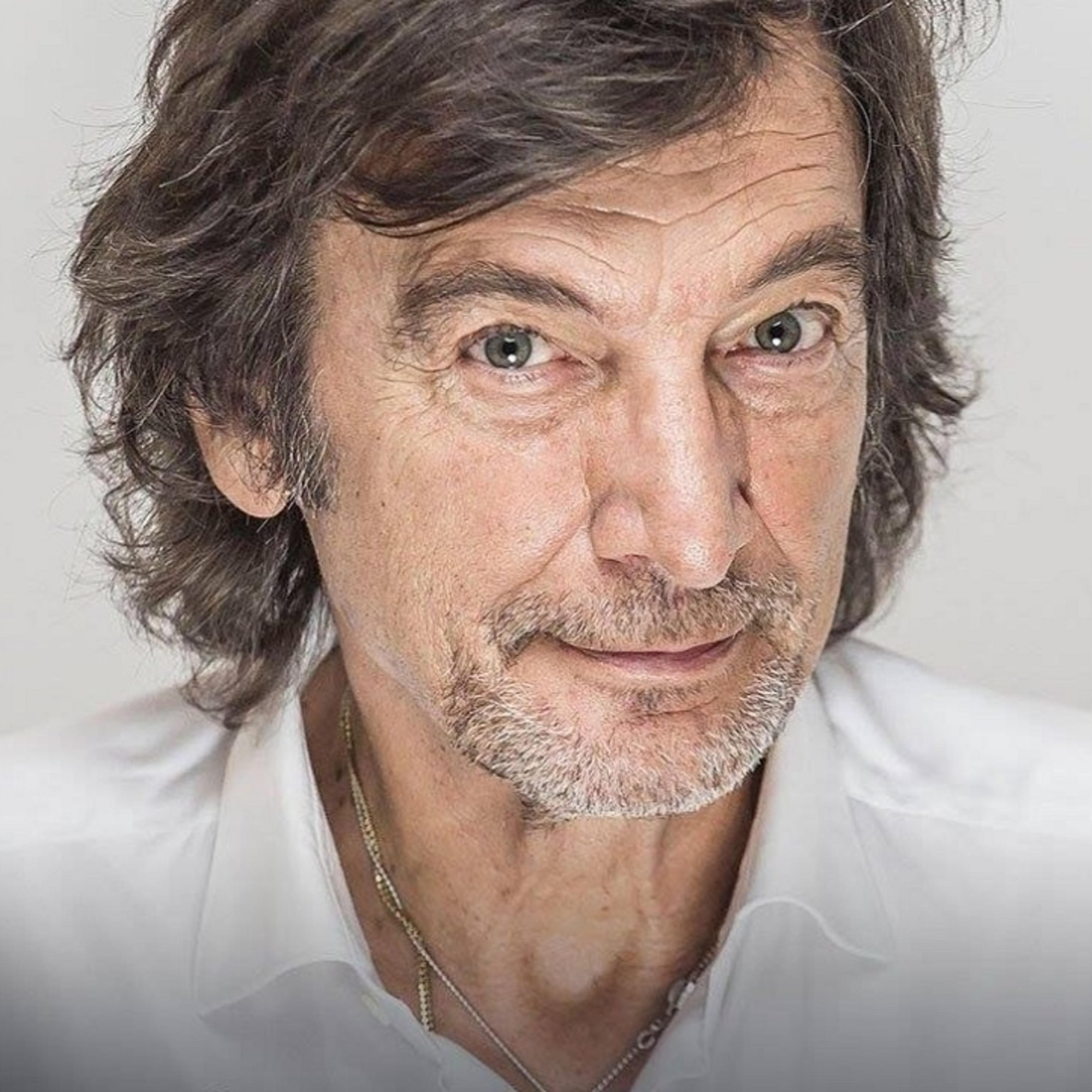 Claudio Cecchetto: L'Animatore del Villaggio Italia