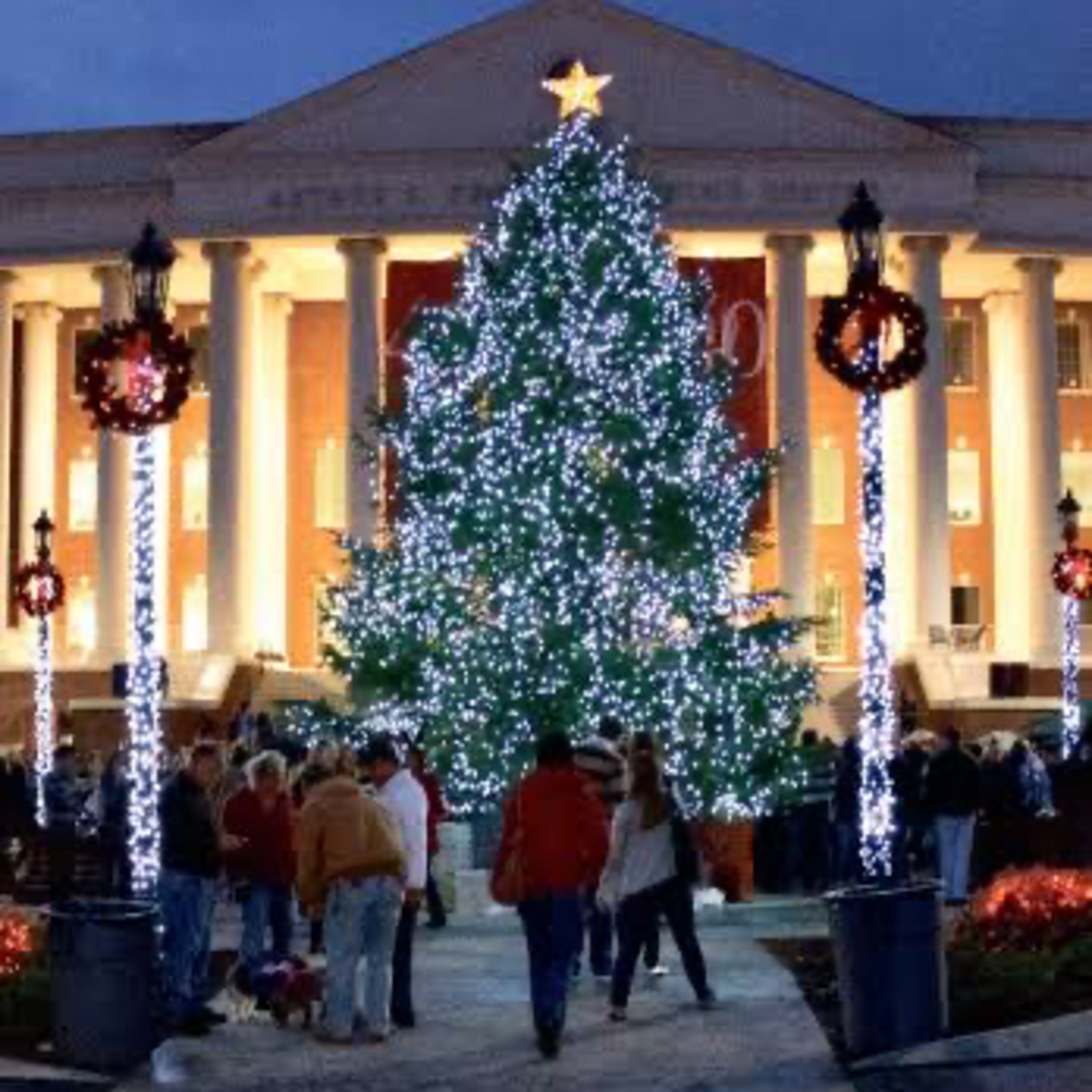 Christmas traditions at Colleges around the world episode artwork