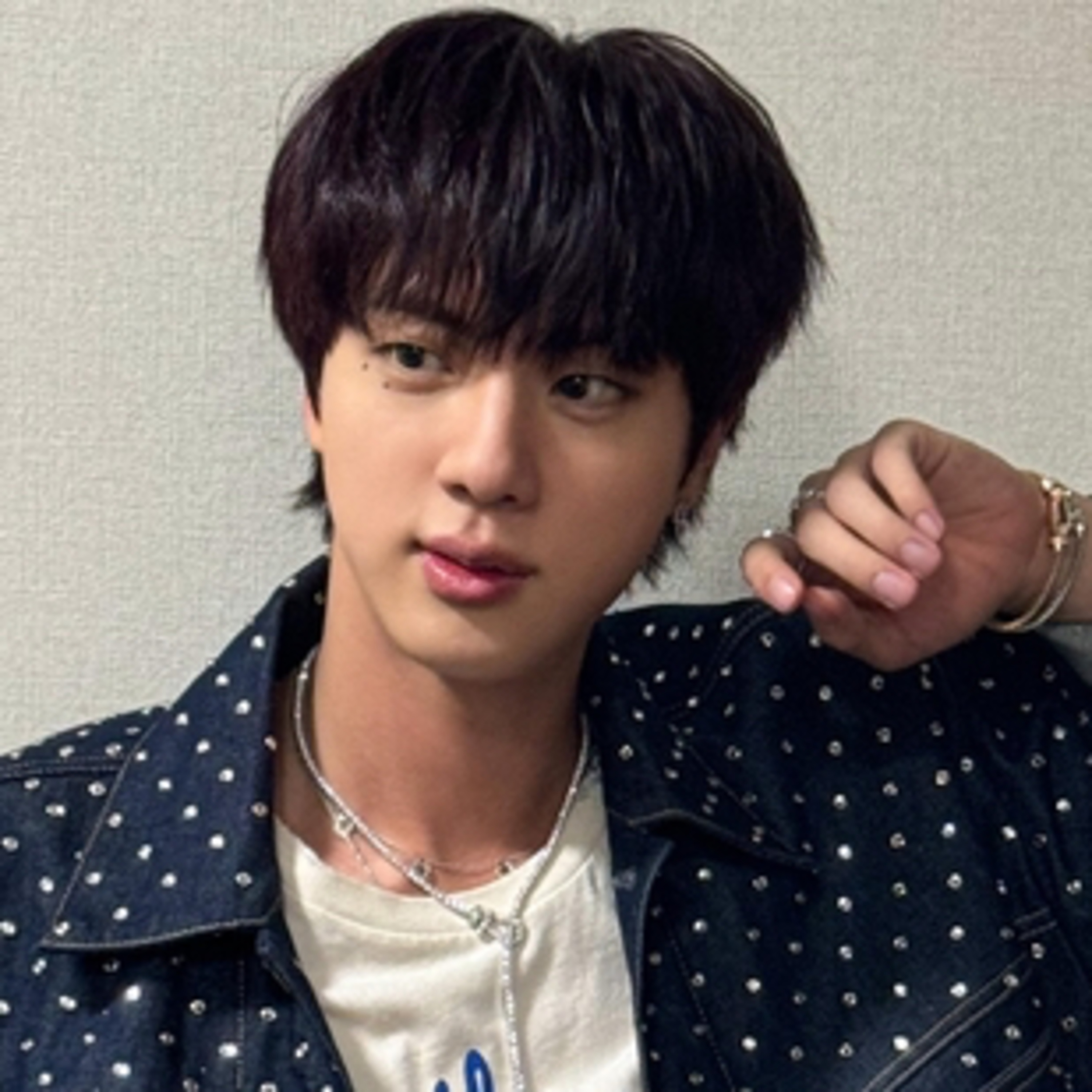 Jin posts unseen pic Wishes BTS Army to become rich this year fans say we need to attend to concert