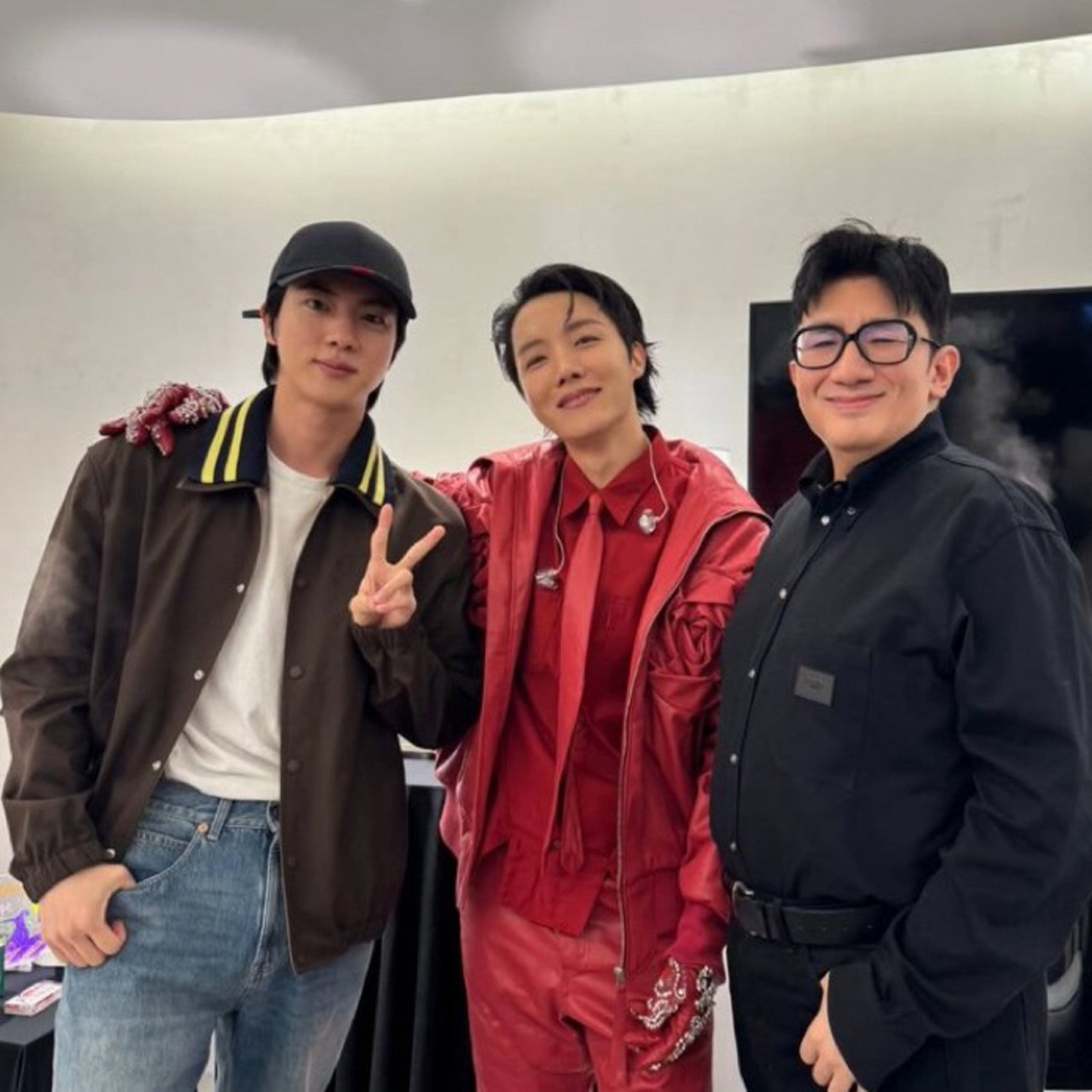 Part 2:”Surgery?” HYBE Founder Bang Si Hyuk Looks Unrecognizable In Photos With BTS’s J-Hope And Jin