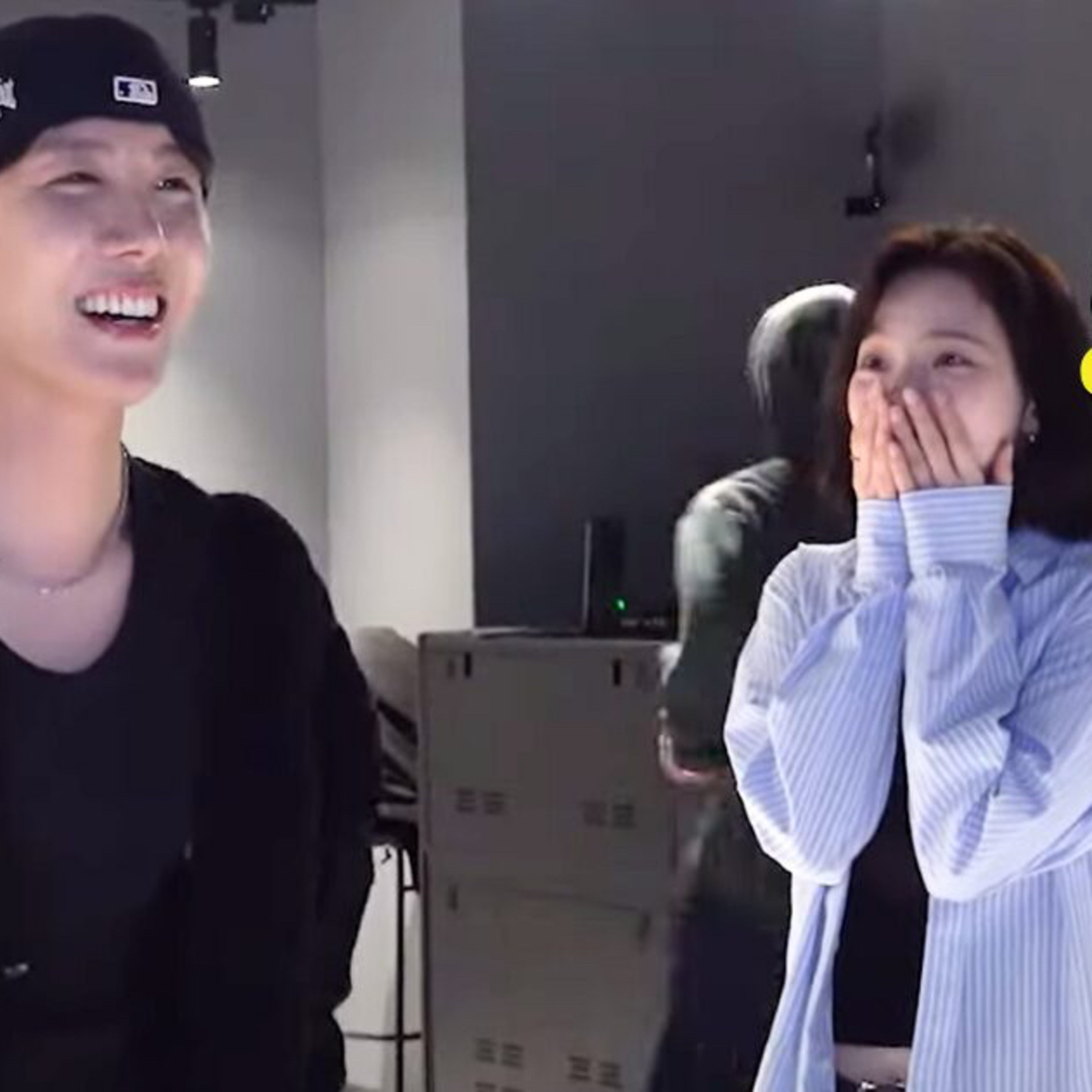 BTS’s J-Hope Gains Attention For His Reaction To aespa Karina’s Mistake