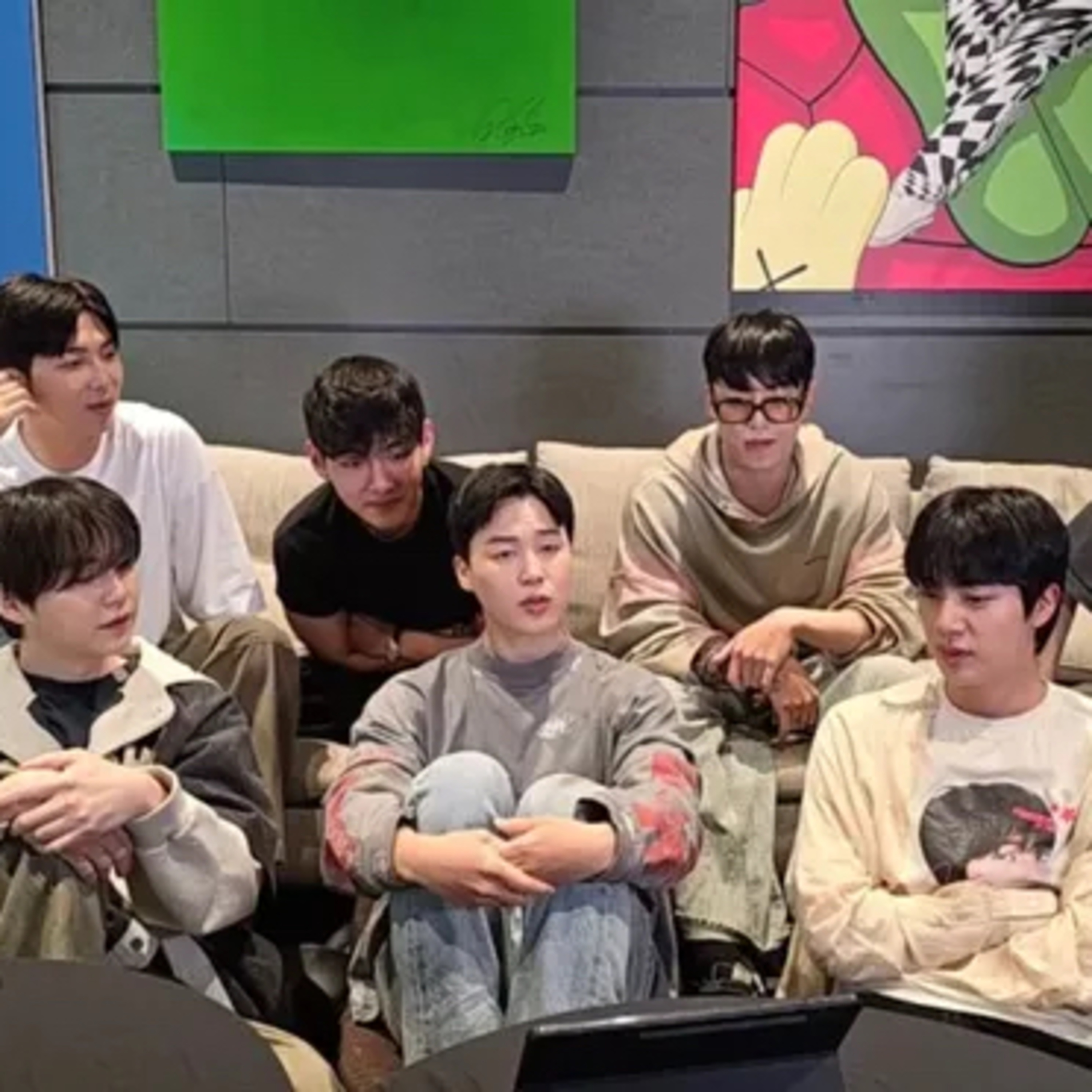 BTS: Jungkook, Jimin and Yoongi depart for Los Angeles; Euphoria singer paints his nails blue