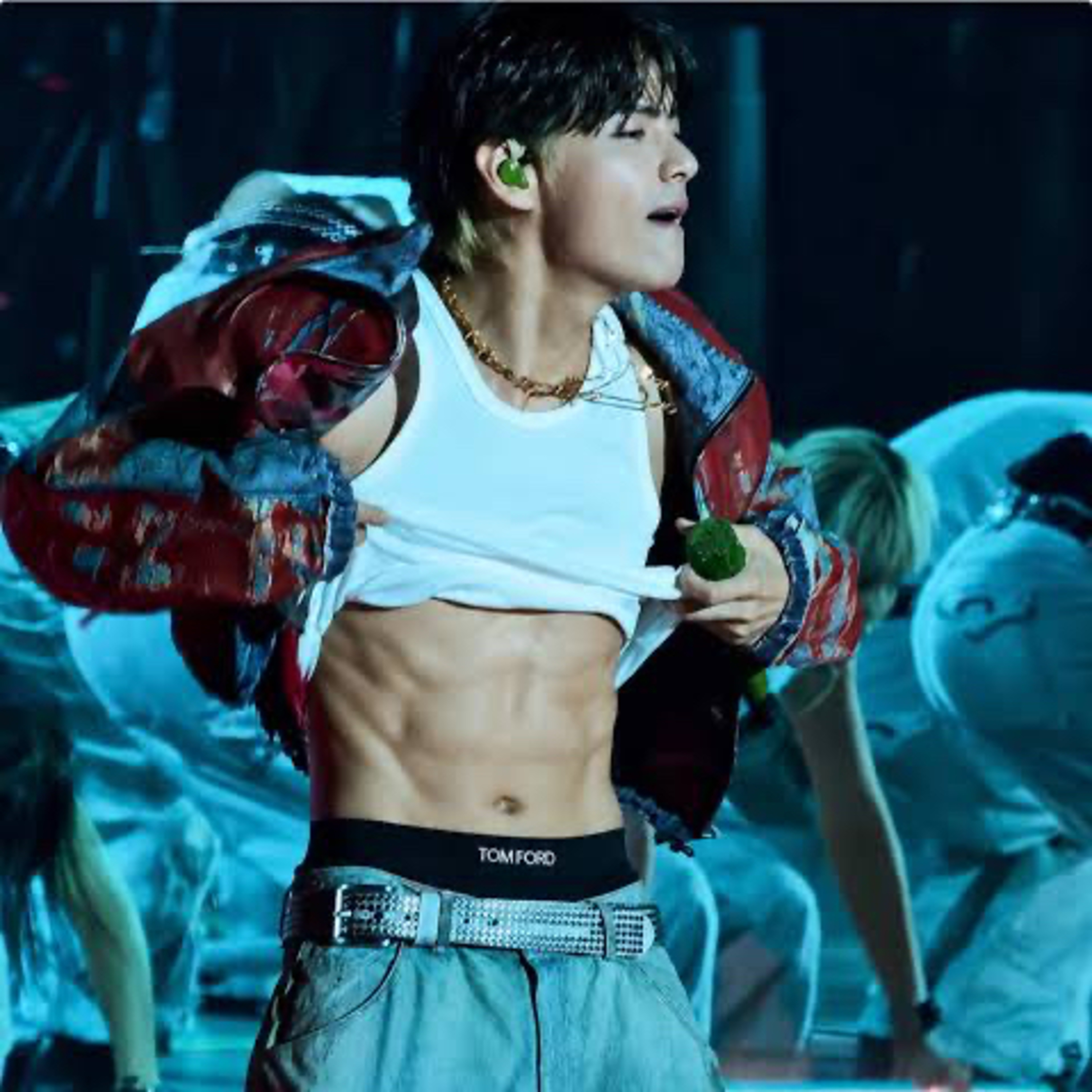 when did bts started doing the flip up their shirts and showing their six packs for bts concert episode artwork