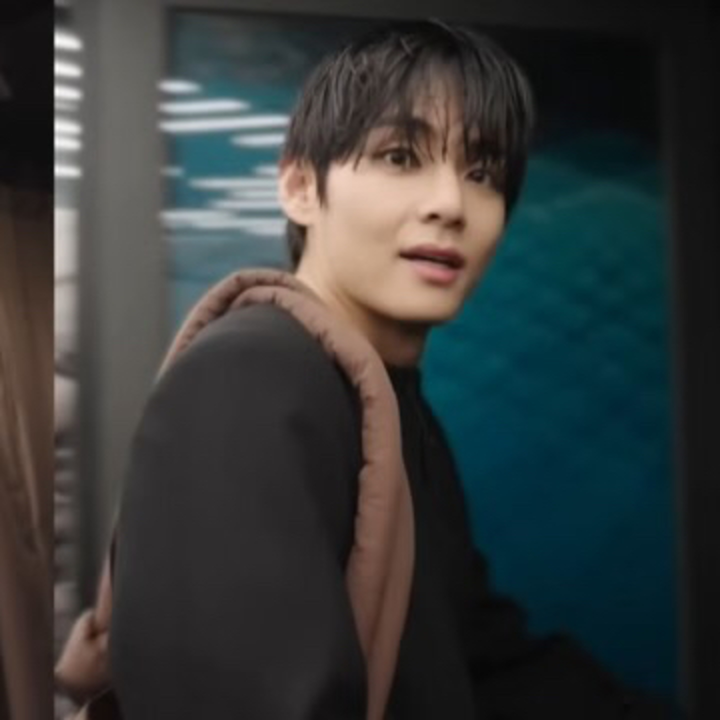 "Effortlessly funny"- Fans melt over BTS' Taehyung turning a revolving door into playtime