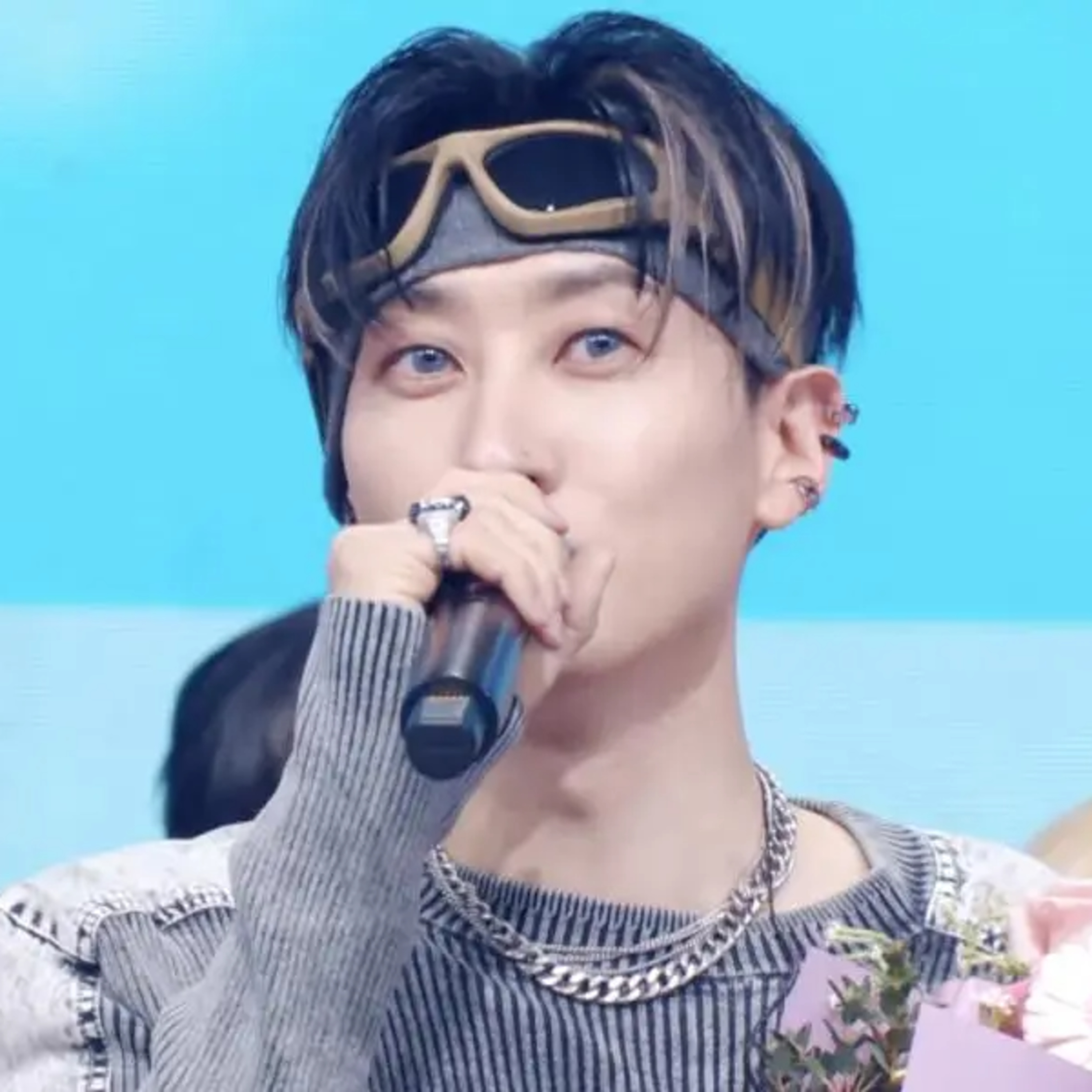 Super Junior Eunhyuk won the first win music trophy as soloist UP N DOWN episode artwork
