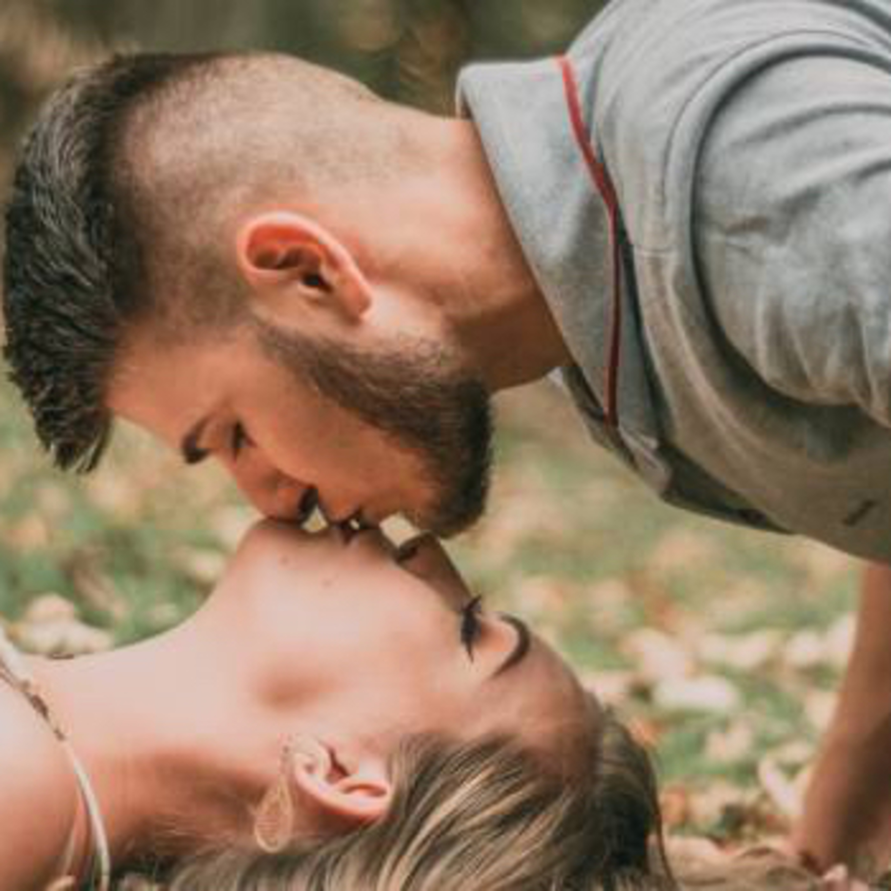 What a Guy Is Thinking When He Kisses You : 15 Different Thoughts episode artwork
