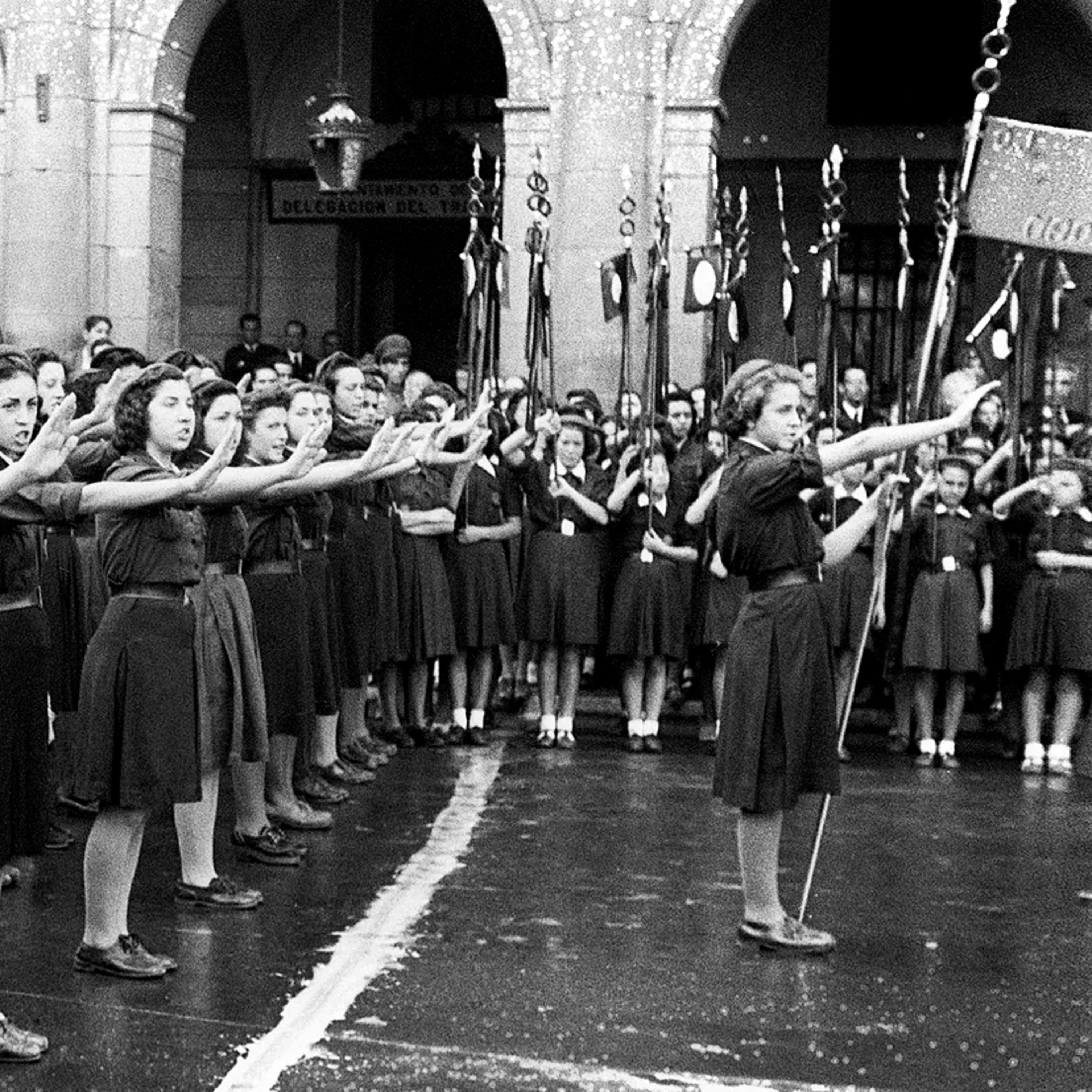 Episodio 97. Voces sin corona: Mujeres en dictadura: del silencio impuesto a la resistencia (1939–1975) Vida cotidiana, control social y formas de disidencia femenina episode artwork