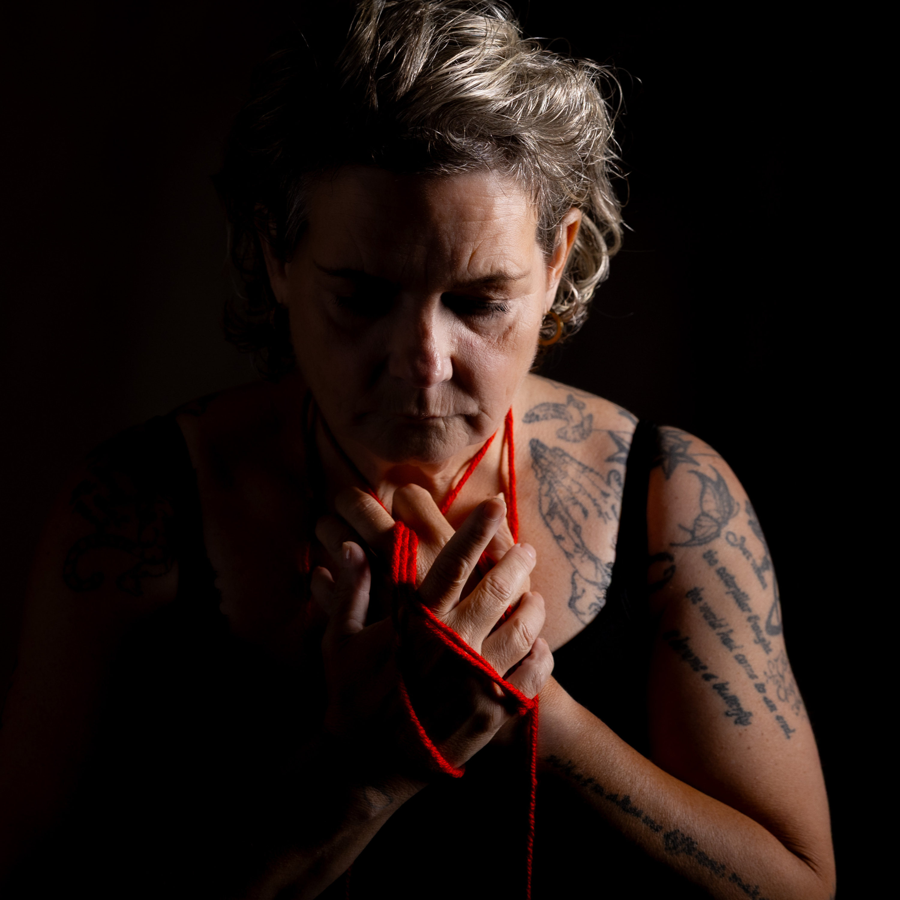 Fotograaf Anja te Boome-Nieuwenhuis: "“Ik probeer met deze portretten de cirkel van schaamte en taboe te doorbreken.” episode artwork