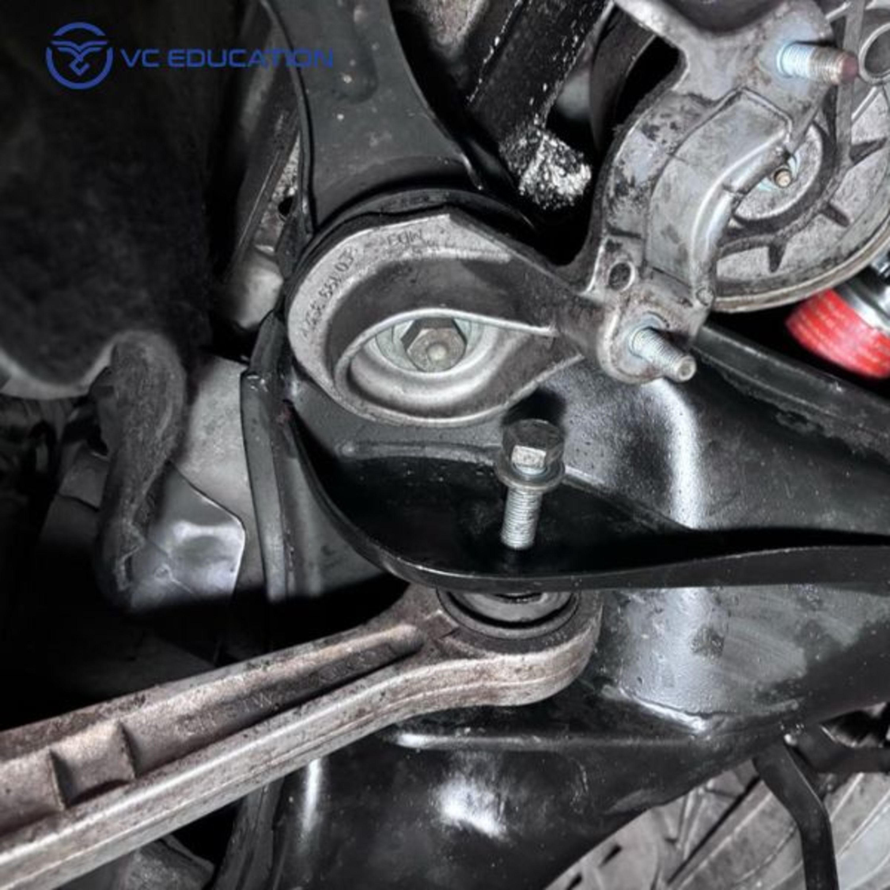 Chân máy ô tô là gì? Cấu tạo, vai trò và dấu hiệu hỏng hóc