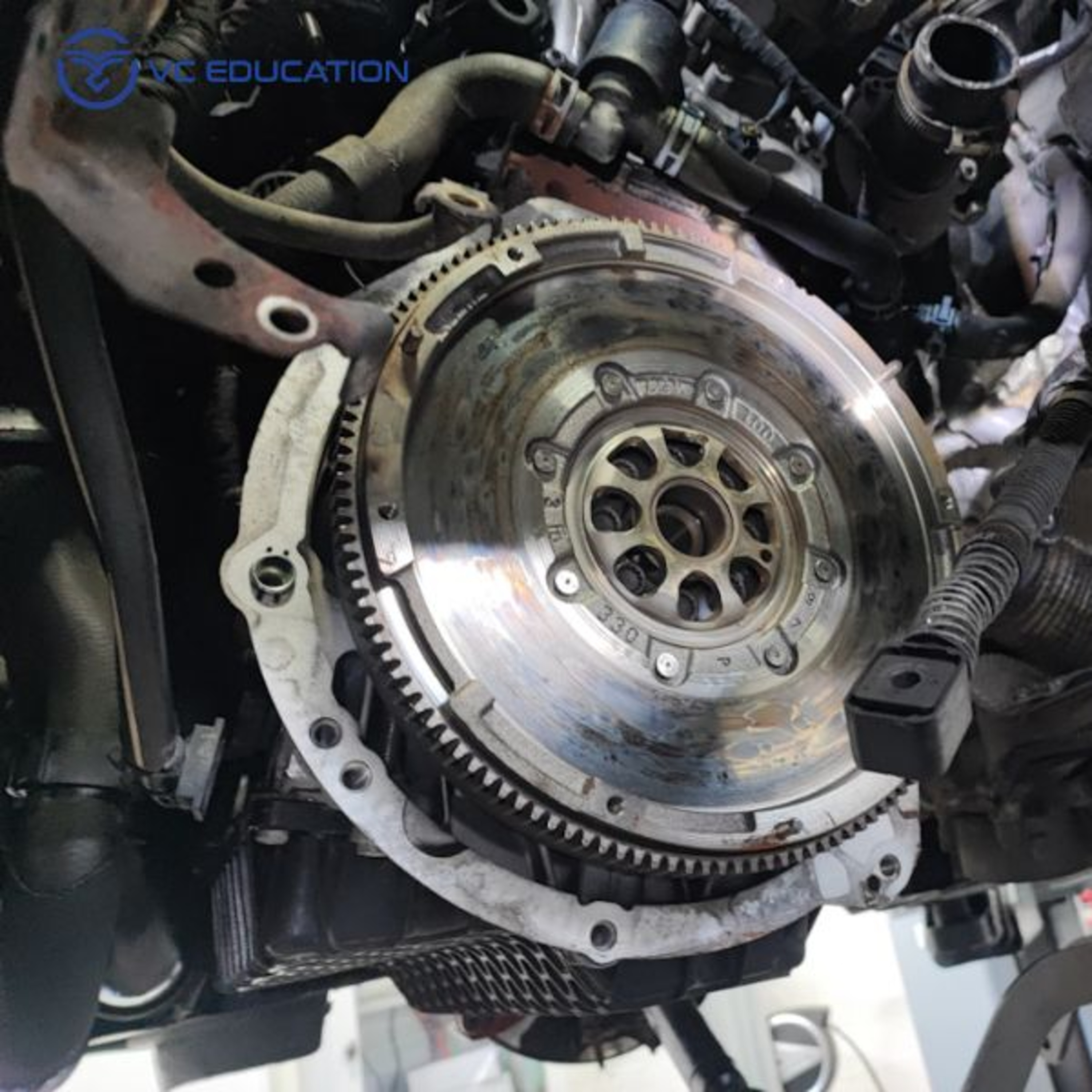 Bánh đà ô tô là gì? Cấu tạo, vai trò và dấu hiệu hư hỏng