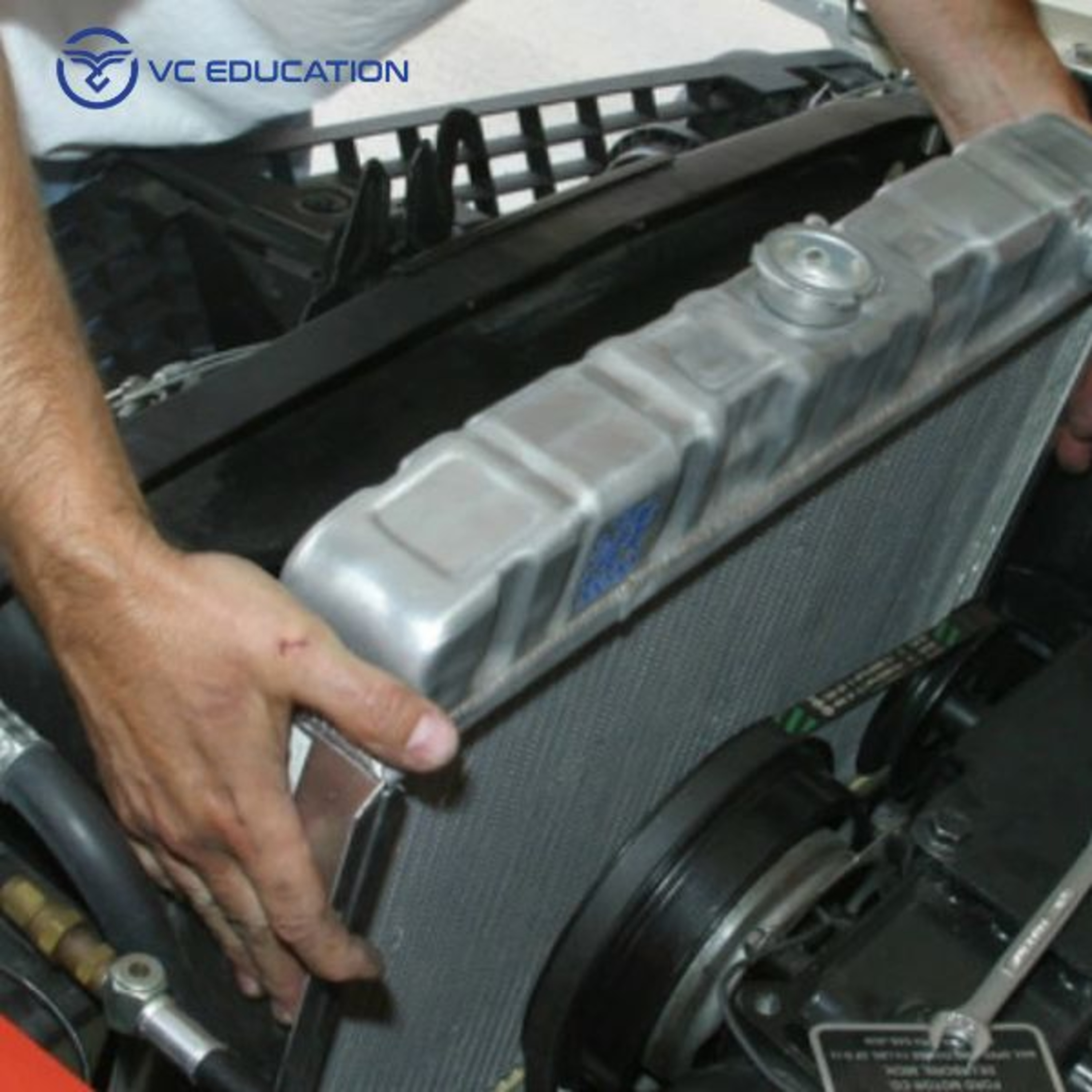 Két nước ô tô là gì? Chức năng, cấu tạo, dấu hiệu hư hỏng