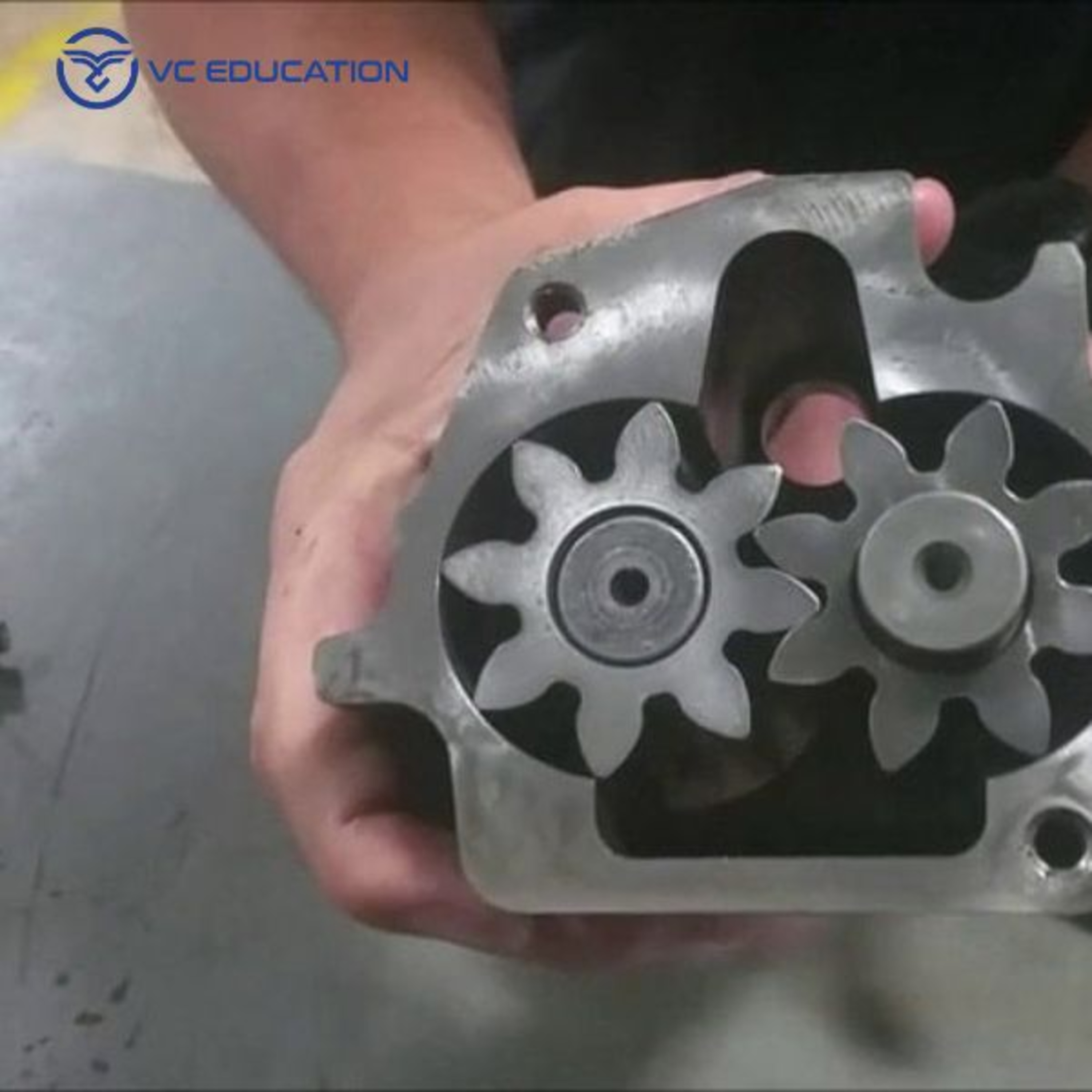 Bơm dầu ô tô: Chức năng, dấu hiệu và nguyên nhân hỏng hóc