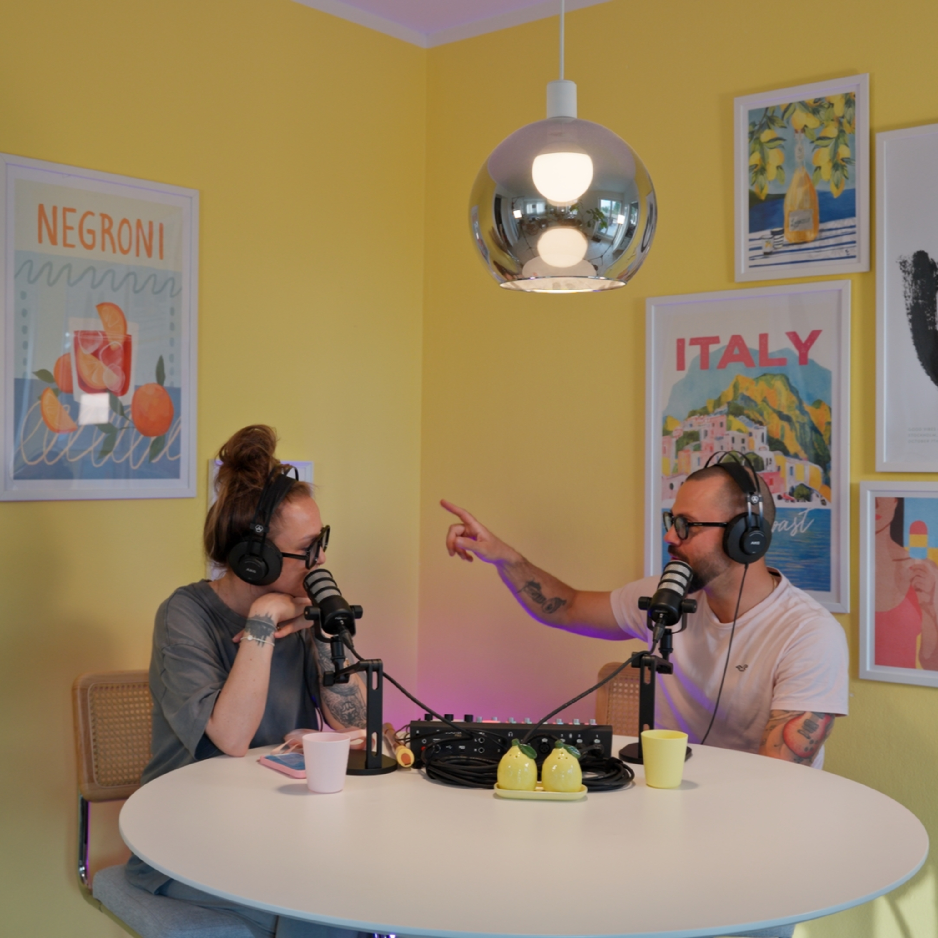 #10 Junggebliebene Alte & Hard Launch Möbel für Masochisten episode artwork