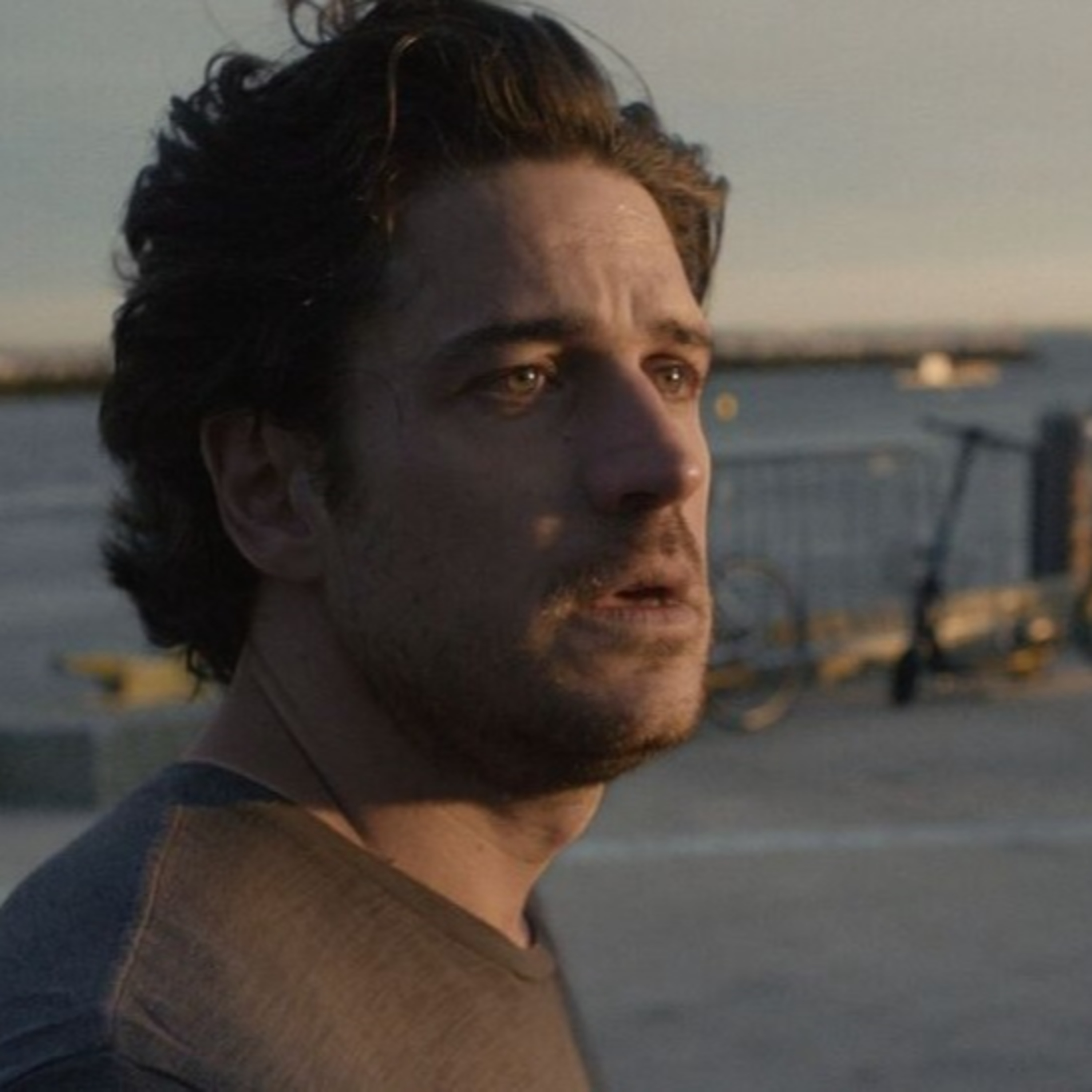 Protagonista de Maré Alta, Marco Pigossi reflete sobre imigração, identidade e cinema brasileiro episode artwork