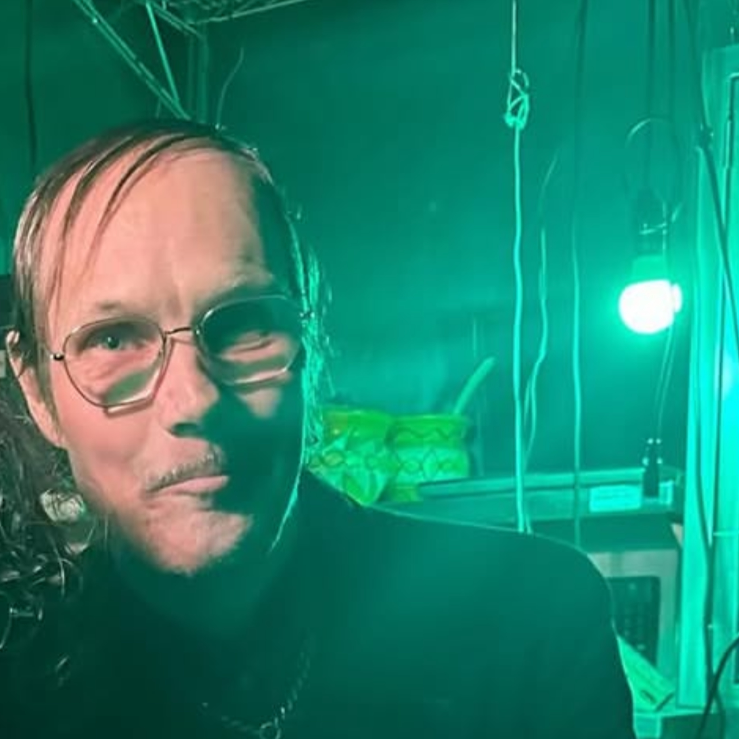 16 afsnit marts 2026: Smag, magt og monstre: En samtale med Jakob Boeskov udenfor podcast studiets trygge rammer episode artwork