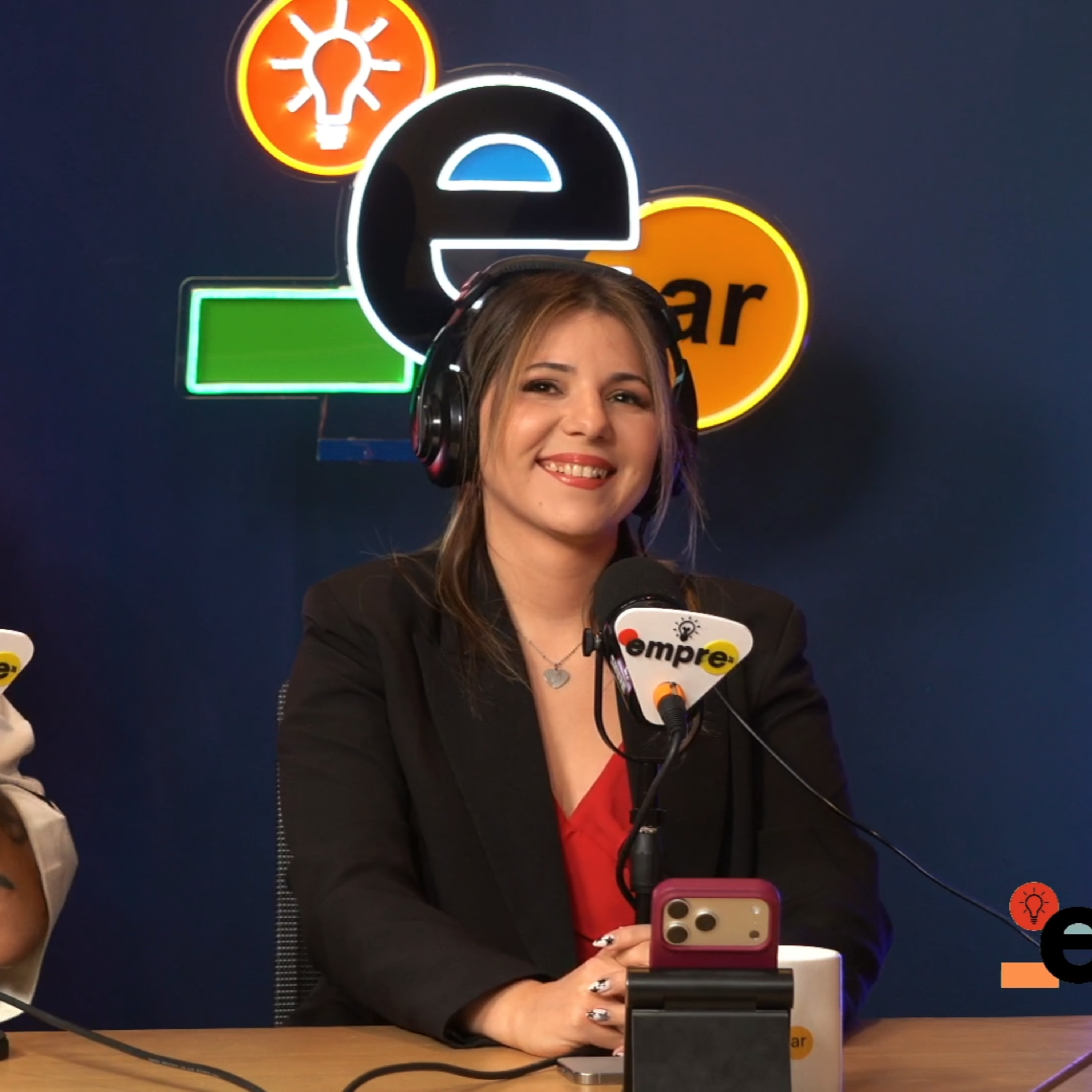 Ailín Lescano: La joven que transforma colectivos en casas rodantes de lujo junto a su papá