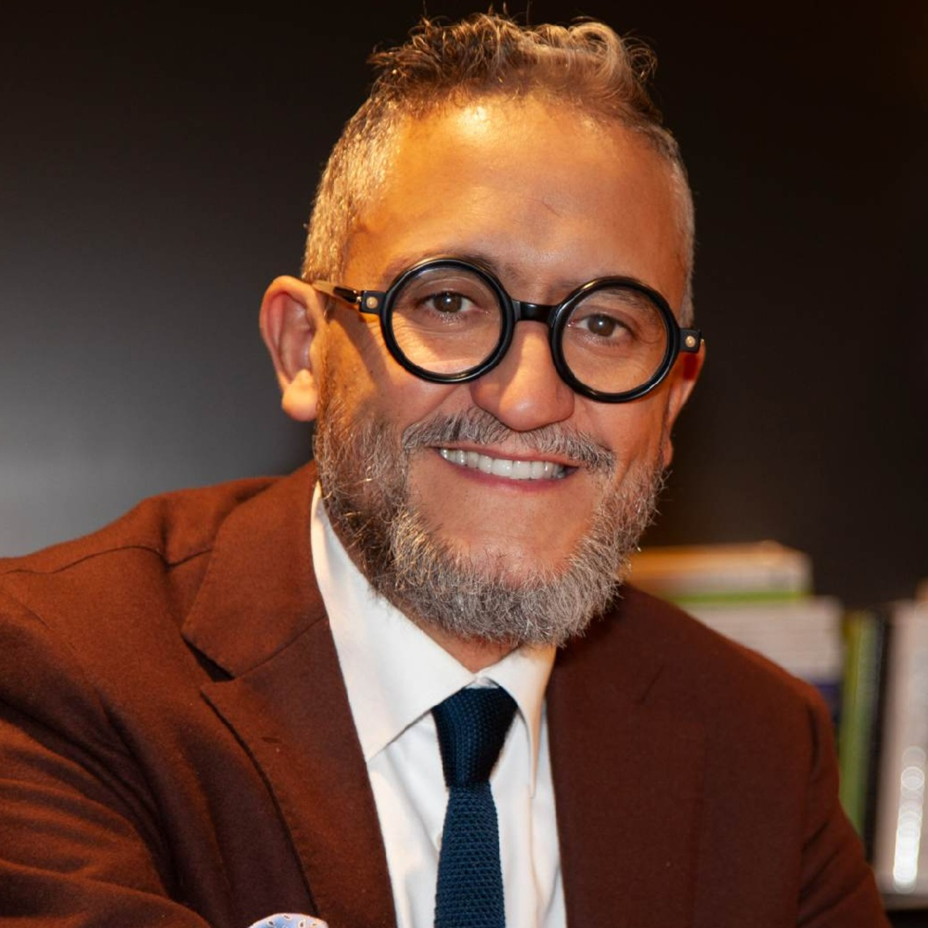 De becario a CEO mundial de la consultora LLYC - Una charla con Alejandro Romero [El mixtape de Reason Why] episode artwork